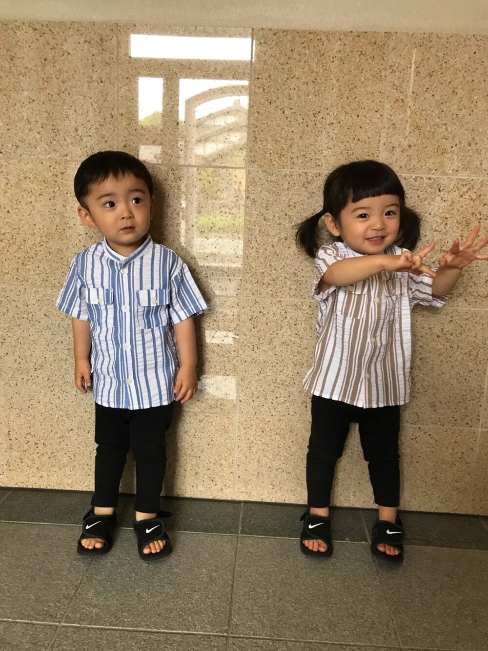 「双子コーデ、おそろいコーデ、リンクコーデ、シャツスタイル、ノーカラーシャツ、ストライプ、レギンス、サンダル、スポーツサンダル、夏コーデ」｜「BREEZEのアイテム（シャツ/ブラウス、ブルー系）」を使った、mico.kglowさん（キッズ・80cm）の夏コーディネートの1枚目の写真