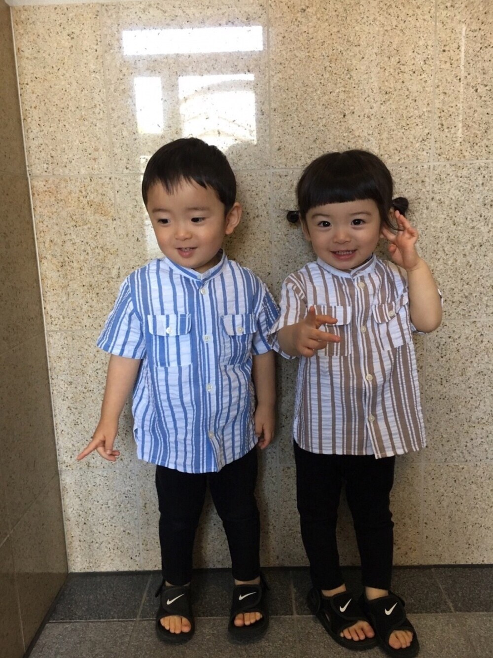 「双子コーデ、おそろいコーデ、リンクコーデ、シャツスタイル、ビッグシルエット、ストライプ、ノーカラーシャツ、レギンス、サンダル、スポーツサンダル」｜「BREEZEのアイテム（シャツ/ブラウス、ブルー系）」を使った、mico.kglowさん（キッズ・74cm）の夏コーディネートの1枚目の写真
