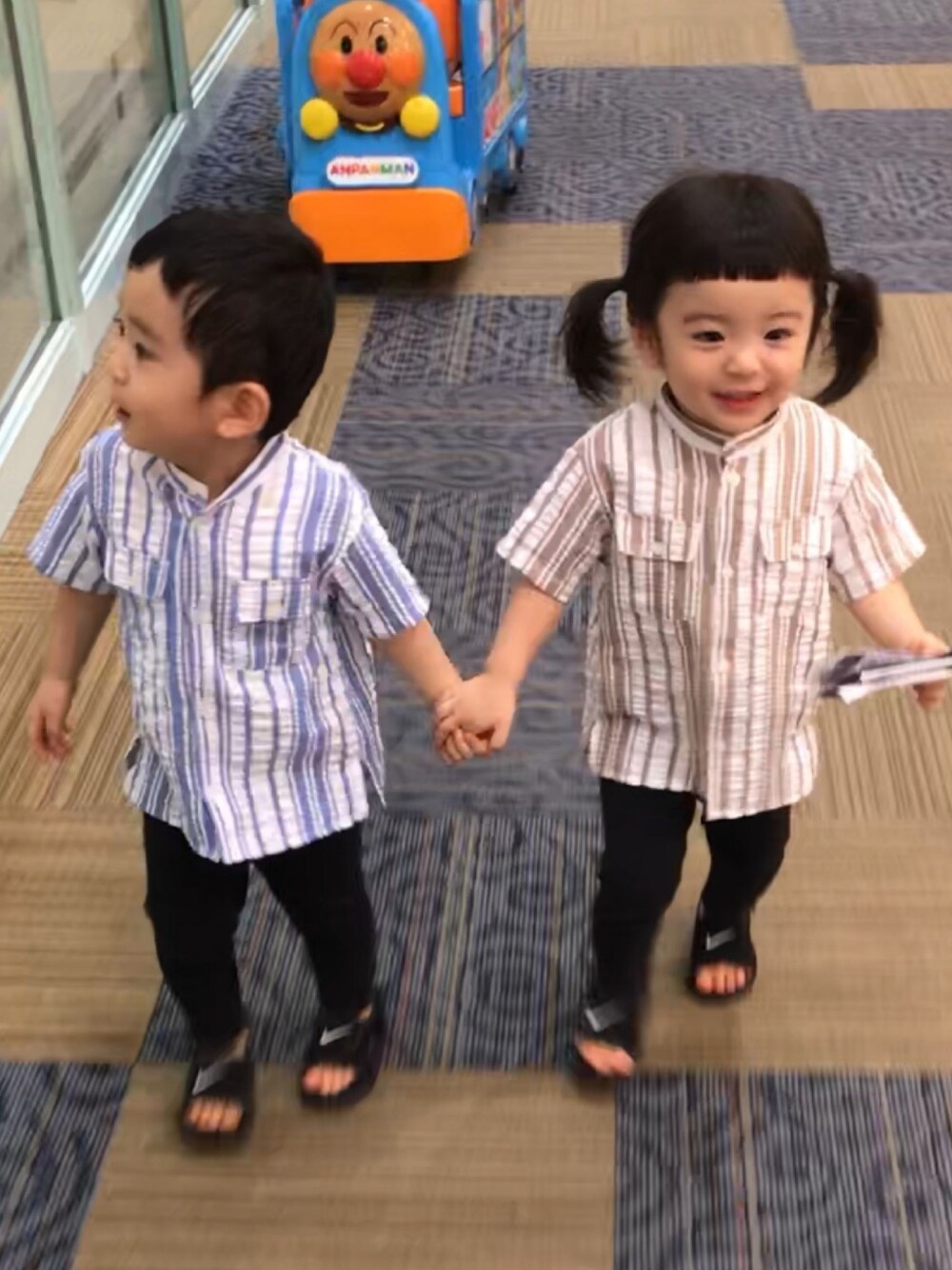「双子コーデ、おそろいコーデ、リンクコーデ、シャツスタイル、ノーカラーシャツ、オーバーサイズ、ストライプ、レギンス、サンダル、スポーツサンダル」｜「BREEZEのアイテム（シャツ/ブラウス、ブラウン系）」を使った、mico.kglowさん（キッズ・80cm）の夏コーディネートの1枚目の写真