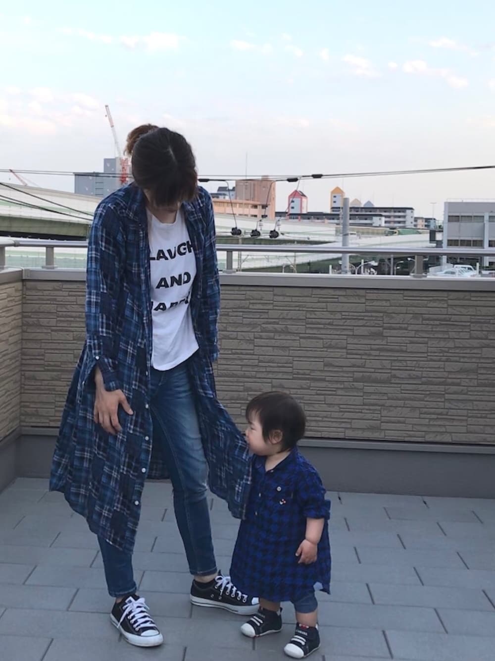 「デニムパンツ、シャツワンピ、チェック、おやこーで。、親子コーデ、リンクコーデ、女の子コーデ、スニーカー、パンツスタイル、1歳」｜「MIKI HOUSEの【ダブルＢ】千鳥格子柄♪シャツワンピース（ワンピース、ブルー系）」を使った、♡MiKo♡さん（レディース・163cm）の春コーディネートの1枚目の写真