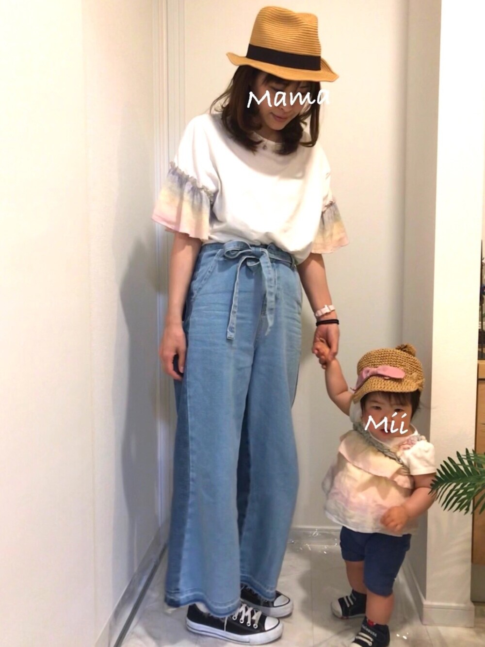 ホワイト系のTシャツ/カットソー、ブルー系のデニムパンツ、ブラック系のスニーカーを着用したレディースの春コーディネートの1枚目の写真