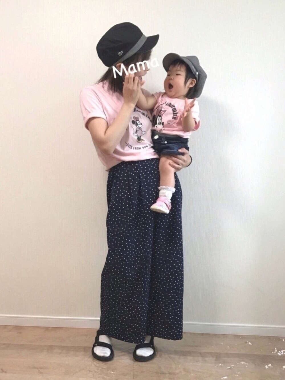 ピンク系のTシャツ/カットソー、ピンク系のTシャツ/カットソー、ブルー系のデニムスカートを着用したレディースの春コーディネートの1枚目の写真