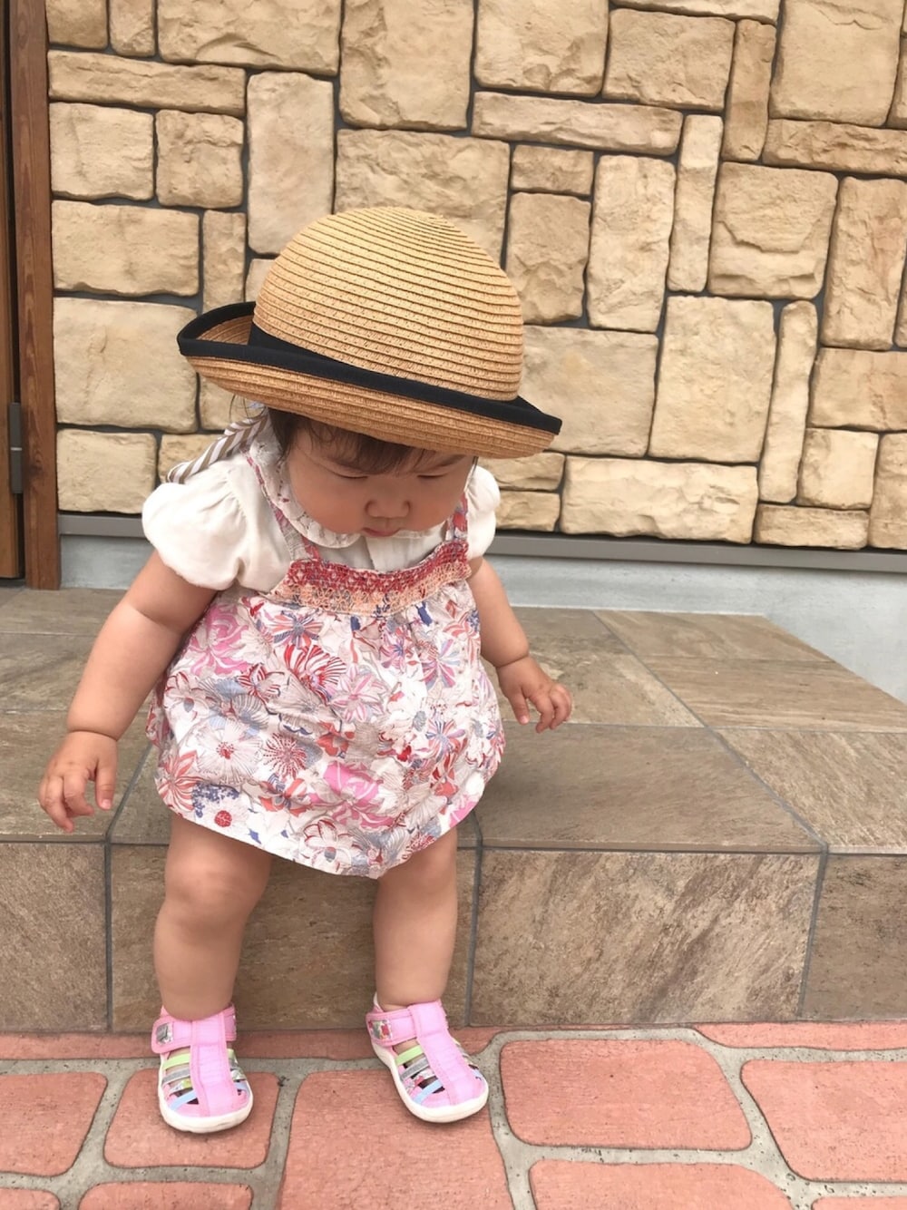 「1歳、1歳3ヶ月、ロンパース、女の子、むぎわら帽子、夏コーデ、サンダル、ブランシェス、花柄、あかちゃんコーデ」｜「MRの[50-56cm]リボンべーぱーハット（ネックガード付き)（ハット、ベージュ系）」を使った、♡MiKo♡さん（キッズ・80cm）の春コーディネートの1枚目の写真