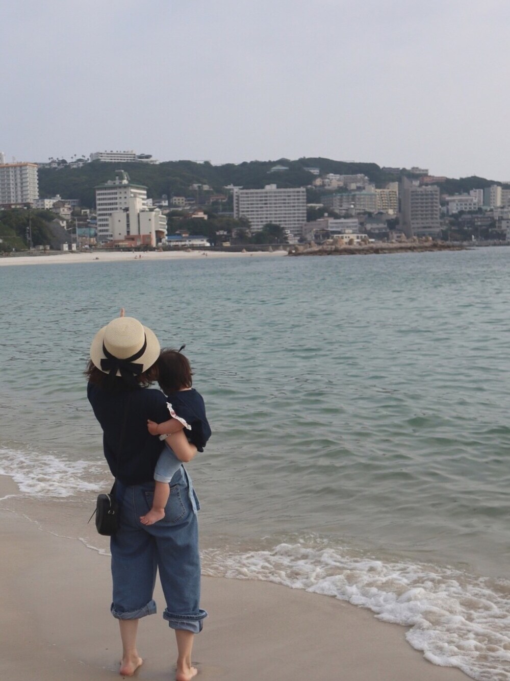 ブルー系のワンピース、ブルー系のその他トップス、ブルー系のデニムパンツを着用したレディースの春コーディネートの1枚目の写真