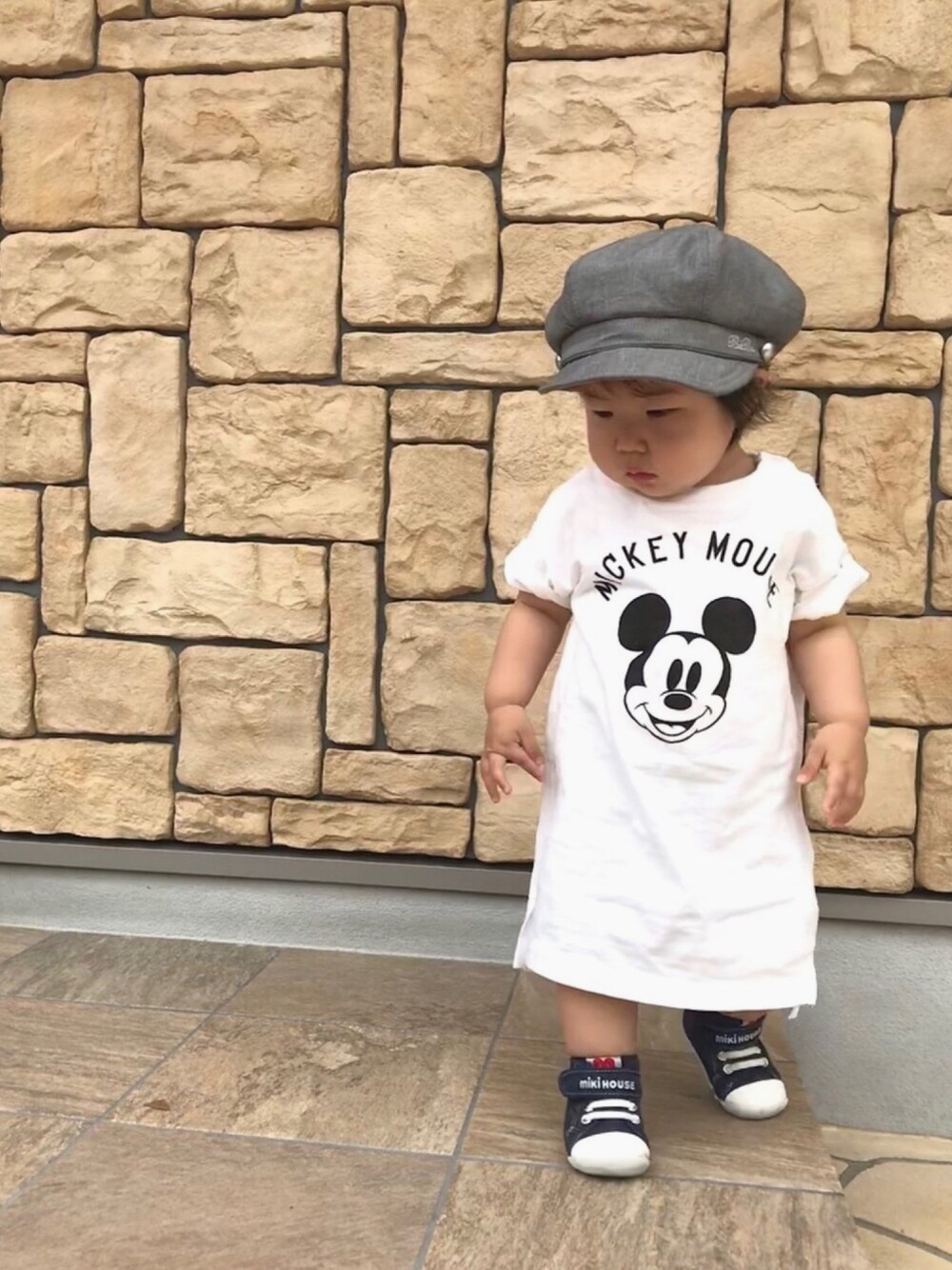 「Tシャツワンピ、ワンピース、ミッキーT、ミッキー、白Tシャツ、キャスケット、グレー×ホワイト、シンプルコーデ、1歳、おしゃれさんと繋がりたい」｜「b・ROOMのDISNEYプリントTシャツワンピース（ワンピース、ホワイト系）」を使った、♡MiKo♡さん（キッズ・80cm）の夏コーディネートの1枚目の写真