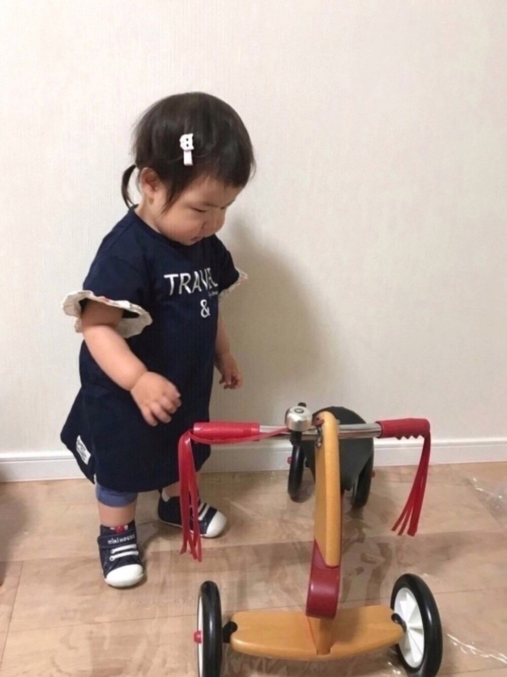 ブルー系のワンピース、ブルー系のその他ベビー用品、ブルー系のベビーシューズ/ベビーソックスを着用したキッズの夏コーディネートの1枚目の写真