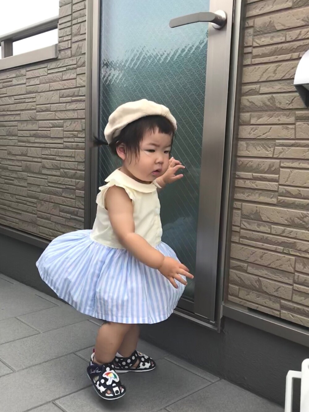 「1歳、ベレー帽、ストライプ、ストライプワンピース、オーダーメイド、サンダル、おんなのこ、夏コーデ、おしゃれさんと繋がりたい、おんなのこコーデ」｜「オーダーメイドのアイテム（ワンピース、ホワイト系）」を使った、♡MiKo♡さん（キッズ・80cm）の夏コーディネートの1枚目の写真
