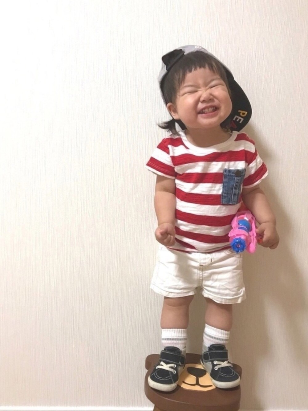 「キャップ後ろ被り＆ピストルポーズフェス、キャップ、1歳、ボーダートップス、キッズファッション、カジュアル、白デニム、前髪ぱっつん、デニム、夏セールで買いました」｜「Ocean&GroundのDENIM　POCKET　BORDER（80～140cm)（Tシャツ/カットソー、レッド系）」を使った、♡MiKo♡さん（キッズ・80cm）の夏コーディネートの1枚目の写真
