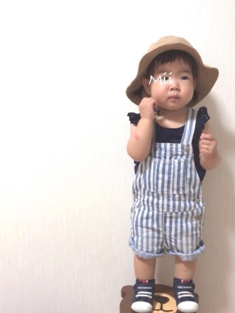 ブルー系のTシャツ/カットソー、ブルー系のその他パンツ、ベージュ系のハットを着用したキッズの夏コーディネートの1枚目の写真
