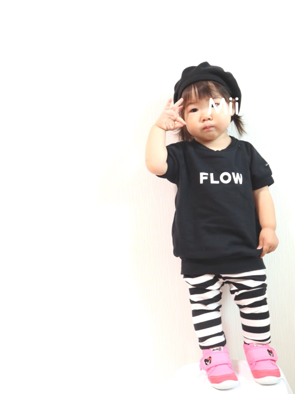 ブラック系のスウェット、ブラック系のその他ベビー用品、ピンク系のベビーシューズ/ベビーソックスを着用したキッズの秋コーディネートの1枚目の写真