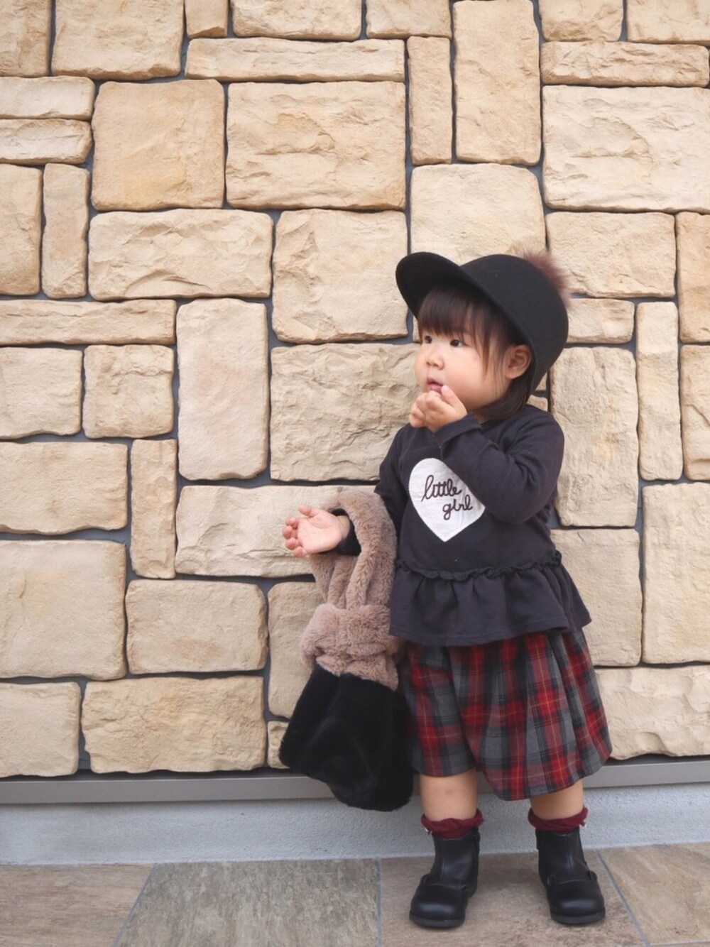 グレー系のTシャツ/カットソー、グレー系のパンツ、ブラック系のブーツを着用したキッズの秋コーディネートの1枚目の写真