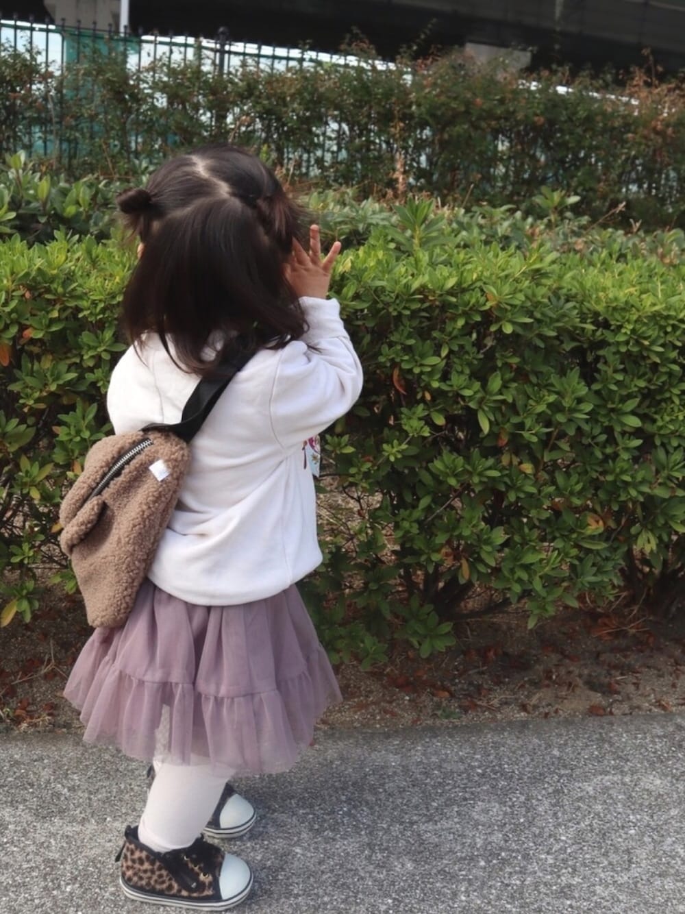 ホワイト系のスウェット、ゴールド系のスニーカー、ブラウン系のボディバッグ/ウエストポーチを着用したキッズの秋コーディネートの1枚目の写真