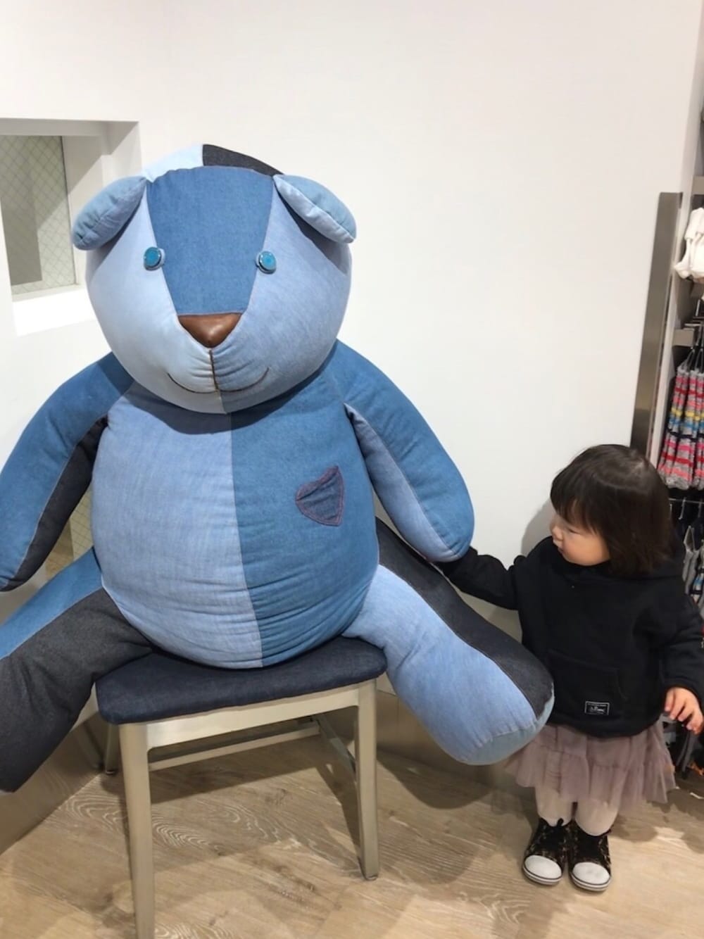 ブラック系のパーカー、ゴールド系のスニーカー、グレー系のレギンス/スパッツを着用したキッズの冬コーディネートの1枚目の写真