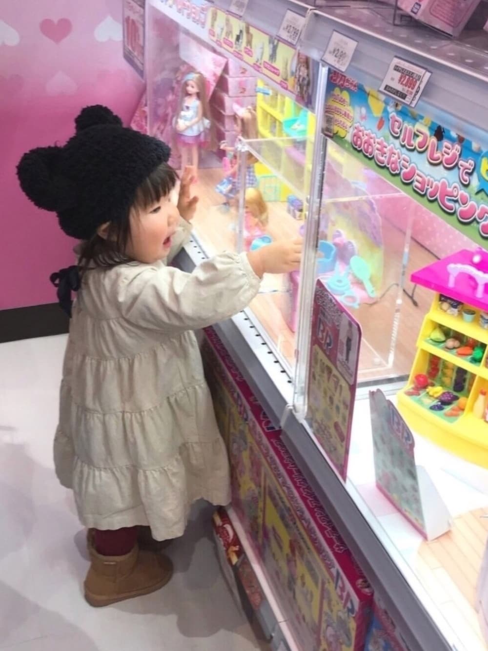 ピンク系のTシャツ/カットソー、ホワイト系のワンピース、イエロー系のブーツを着用したキッズの冬コーディネートの1枚目の写真