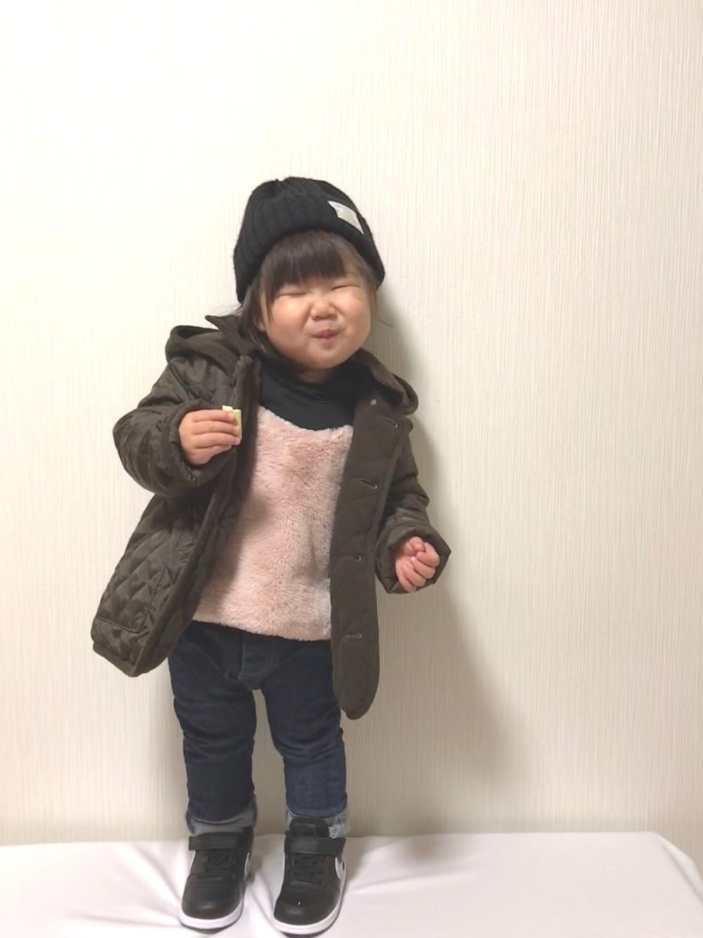 「ニコちゃんおめでとう、お誕生日おめでとう！、カジュアルコーデ、1歳10ヶ月、ナイキスニーカー、ファーキャミソール、女の子、モンキーパンツ、キルティングジャケット」｜「西松屋のアイテム（ニットキャップ/ビーニー、ブラック系）」を使った、♡MiKo♡さん（キッズ・80cm）の冬コーディネートの1枚目の写真