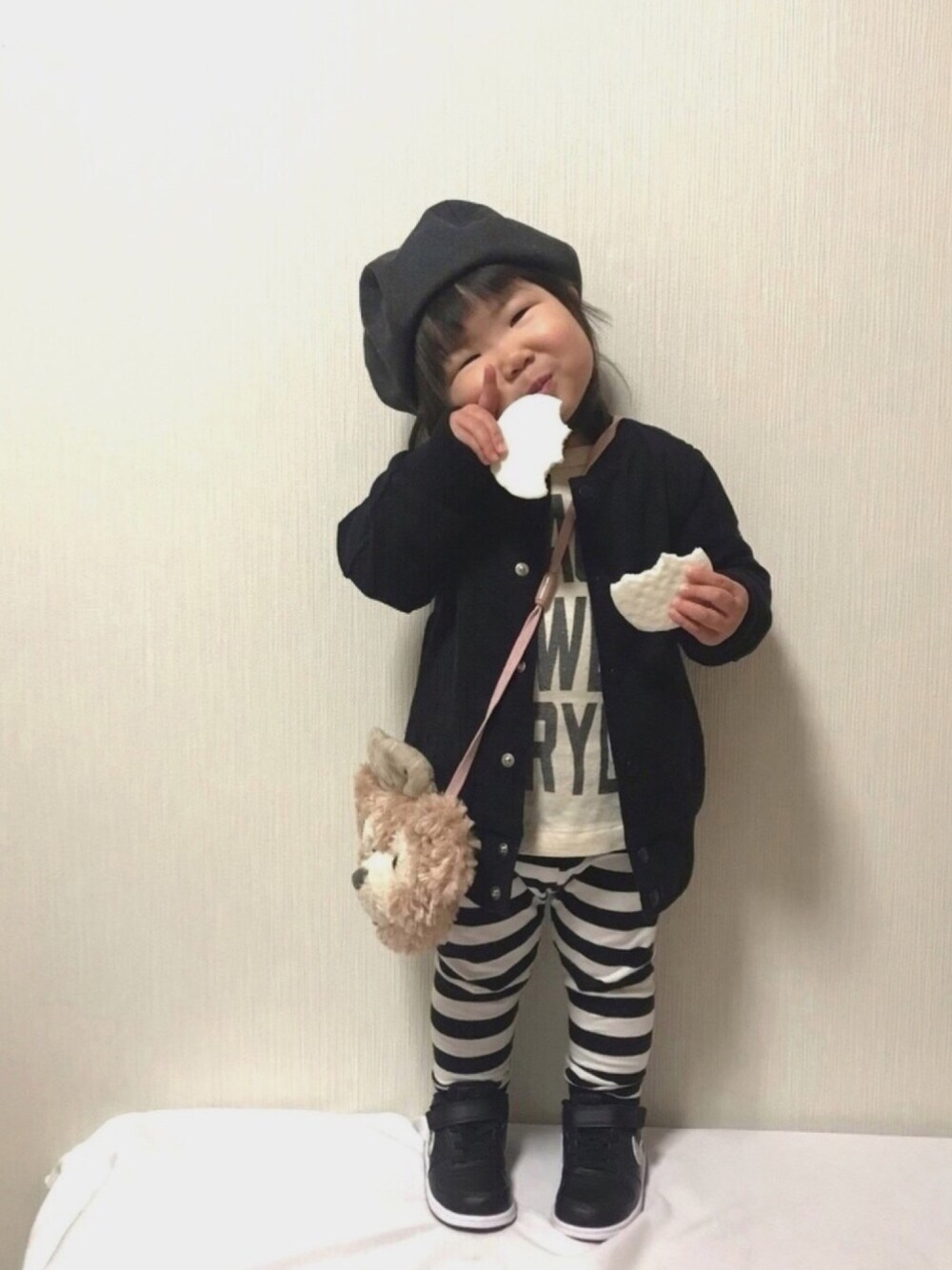 「リリちゃんおめでとう、お誕生日おめでとう！、モノトーンコーデ、1歳11ヶ月、ボーダー、DENIM DUNGAREE、quoti use fith、ユニクロ、ナイキスニーカー」｜「りりちゃん2歳おめでとう❤️のアイテム（フィギュア、レッド系）」を使った、♡MiKo♡さん（キッズ・80cm）の冬コーディネートの1枚目の写真