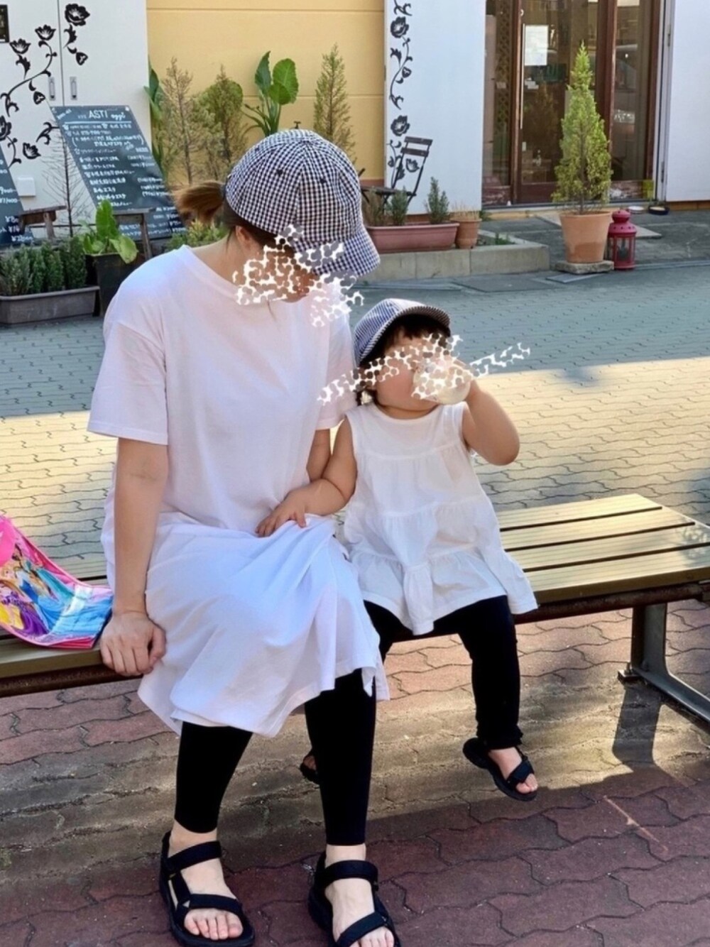 ホワイト系のワンピース/ドレス、ホワイト系のトップス、ブラック系のサンダルを着用したレディースの春コーディネートの1枚目の写真