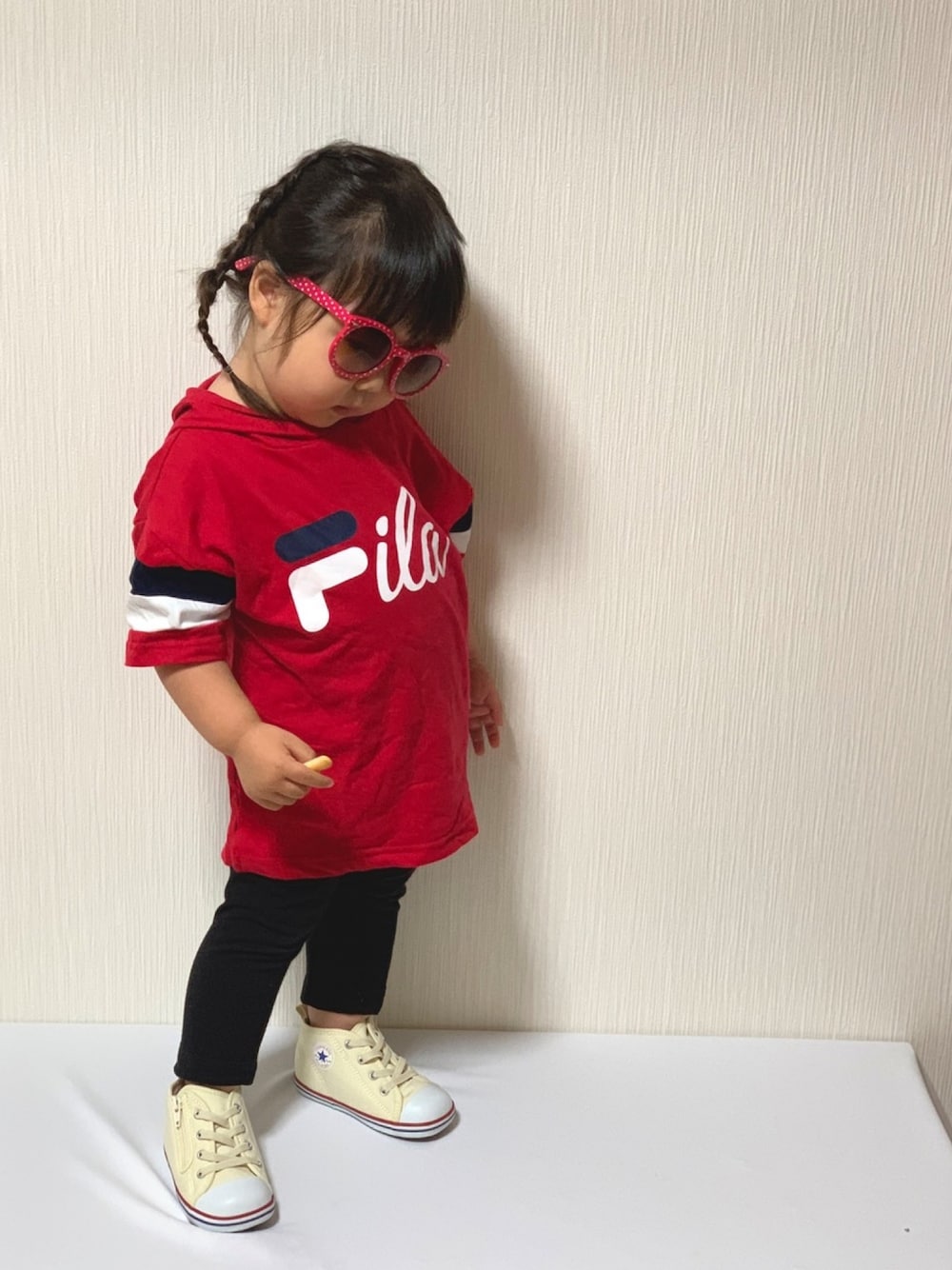 「FILA、ライトオン、コンバース、白コン、赤Tシャツ、フードTシャツ、2歳4ヶ月、キッズファッション、スポーツミックス」｜「Right-onのアイテム（Tシャツ/カットソー、レッド系）」を使った、♡MiKo♡さん（キッズ・90cm）の夏コーディネートの1枚目の写真