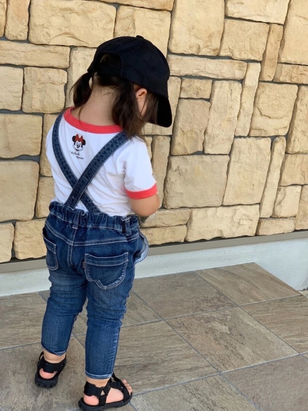 「はなちゃんおめでとう🎂、お誕生日おめでとう！、マネっこコーデ、2歳5ヶ月、ミニー、サロペット、スポーツサンダル、アニエスベー、アニエスキャップ」｜「agnes b.のGL11 E CASQUETTE　ロゴキャップ（キャップ、ブラック系）」を使った、♡MiKo♡さん（キッズ・90cm）の夏コーディネートの1枚目の写真