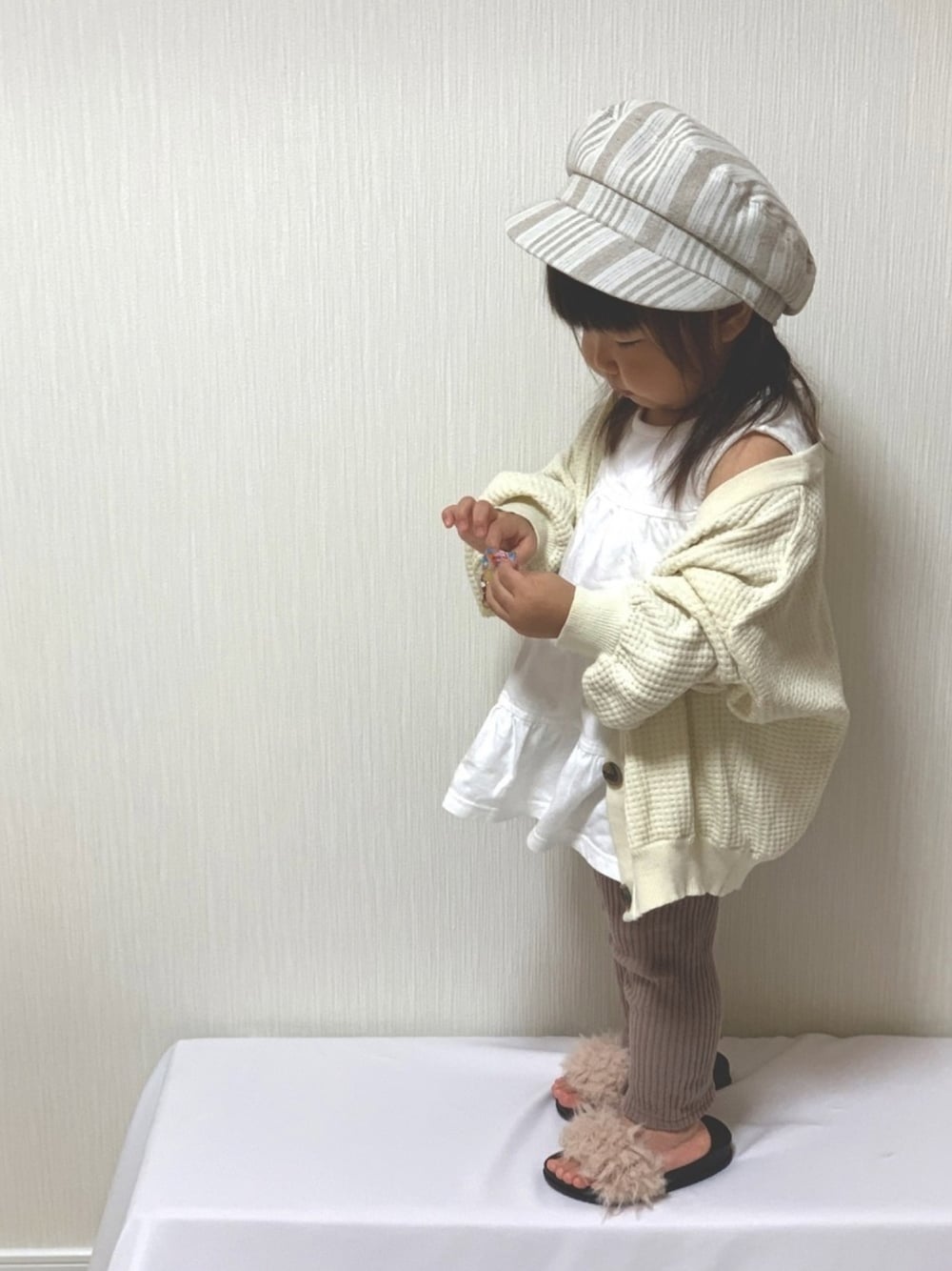 「秋のカフェオレコーデ、ワントーンコーデ、アースカラー、3coins、ファーサンダル、ゆるっとコーデ、プチプラ、カーディガン、2歳、2歳6ヶ月」｜「Code KellyのCode Kelly/別注BDマリンキャスケット（キャスケット、ホワイト系）」を使った、♡MiKo♡さん（キッズ・100cm）の秋コーディネートの1枚目の写真
