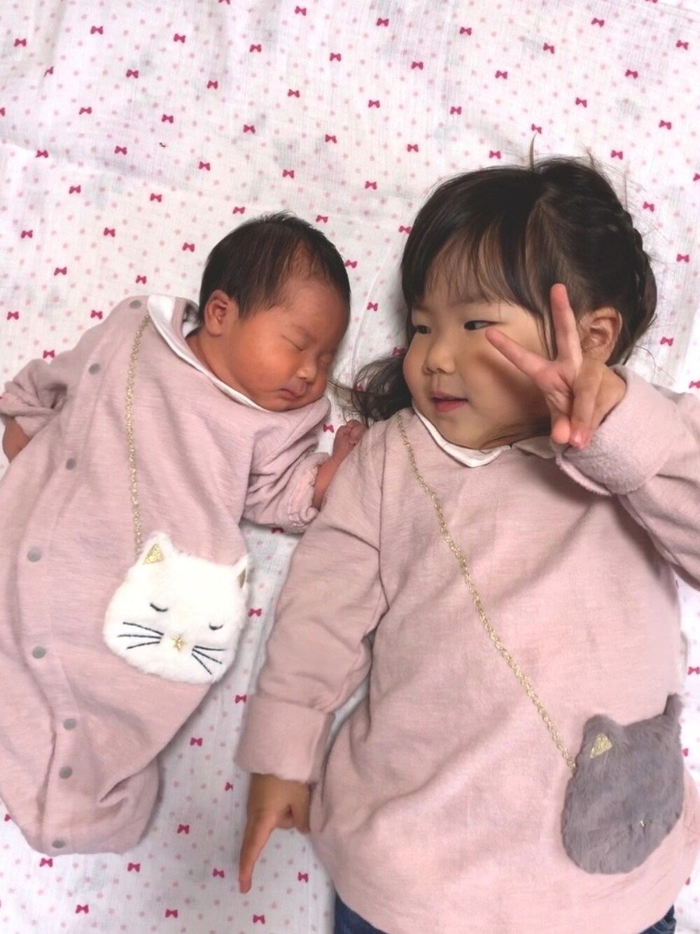 「新生児、姉妹コーデ、リンクコーデ、リンクコーデし隊。、みぃここコーデ、2歳7ヶ月」｜「petit mainのネコポシェット長袖Ｔシャツ（Tシャツ/カットソー、ピンク系）」を使った、♡MiKo♡さん（キッズ・90cm）の秋コーディネートの1枚目の写真