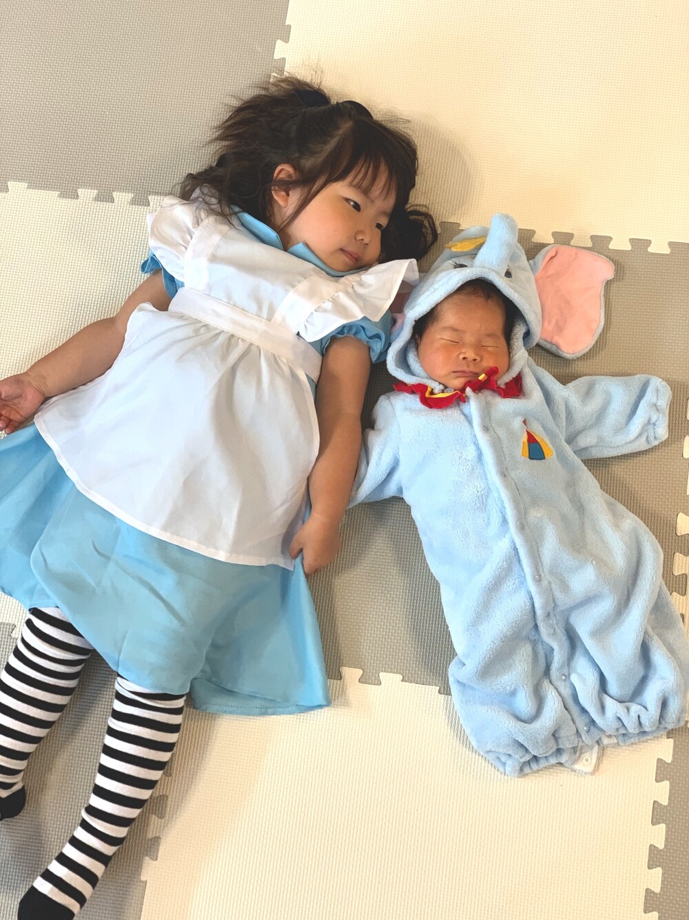 「wearhalloween2019、ハロウィン、halloween、姉妹コーデ、コスプレ、ダンボ、アリス、新生児、2歳、みぃここコーデ」｜「Birthdayのアイテム（ロンパース、ブルー系）」を使った、♡MiKo♡さん（キッズ・100cm）の秋コーディネートの1枚目の写真