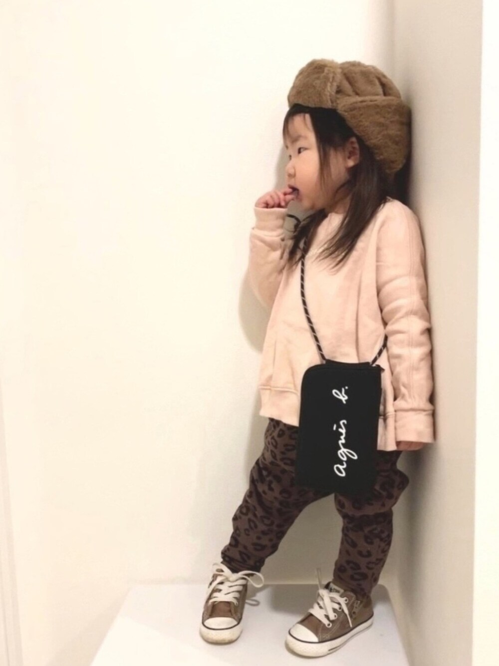 「ブラウン色に染まれ、フライトキャップ、ゆるコーデ、レオパード、サルエルパンツ、ムック本、ローリーズファーム(LOWRYS FARM)、2歳、コンバース」｜「3coinsのアイテム（帽子、ブラウン系）」を使った、♡MiKo♡さん（キッズ・90cm）の冬コーディネートの1枚目の写真