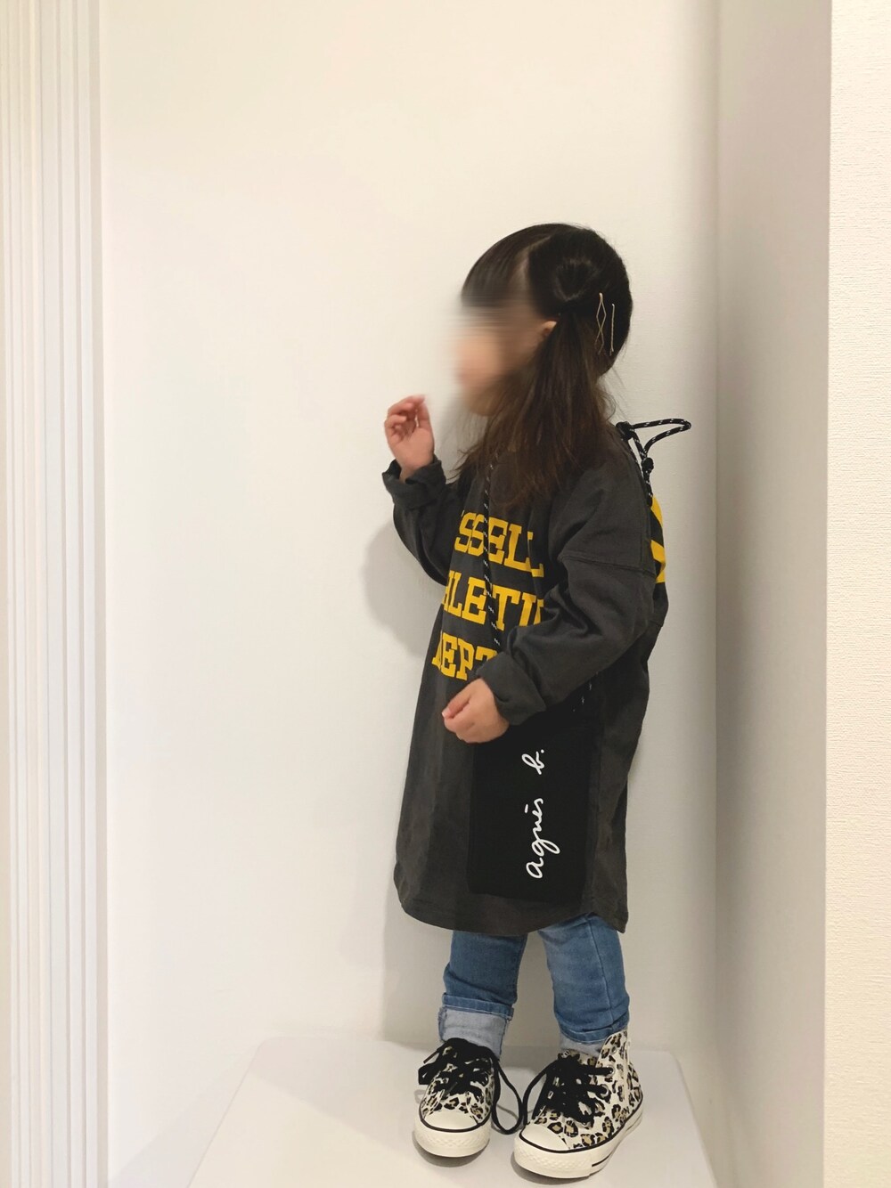 「フットボールTシャツ、ロゴT、3歳、RUSSELL ATHLETIC、コラボTシャツ、アニエスベー、レオパードシューズ、コンバース ハイカット」｜「かえちゃん想ちゃんからの🎁♡のアイテム（ヘアピン、ゴールド系）」を使った、♡MiKo♡さん（キッズ・90cm）の春コーディネートの1枚目の写真