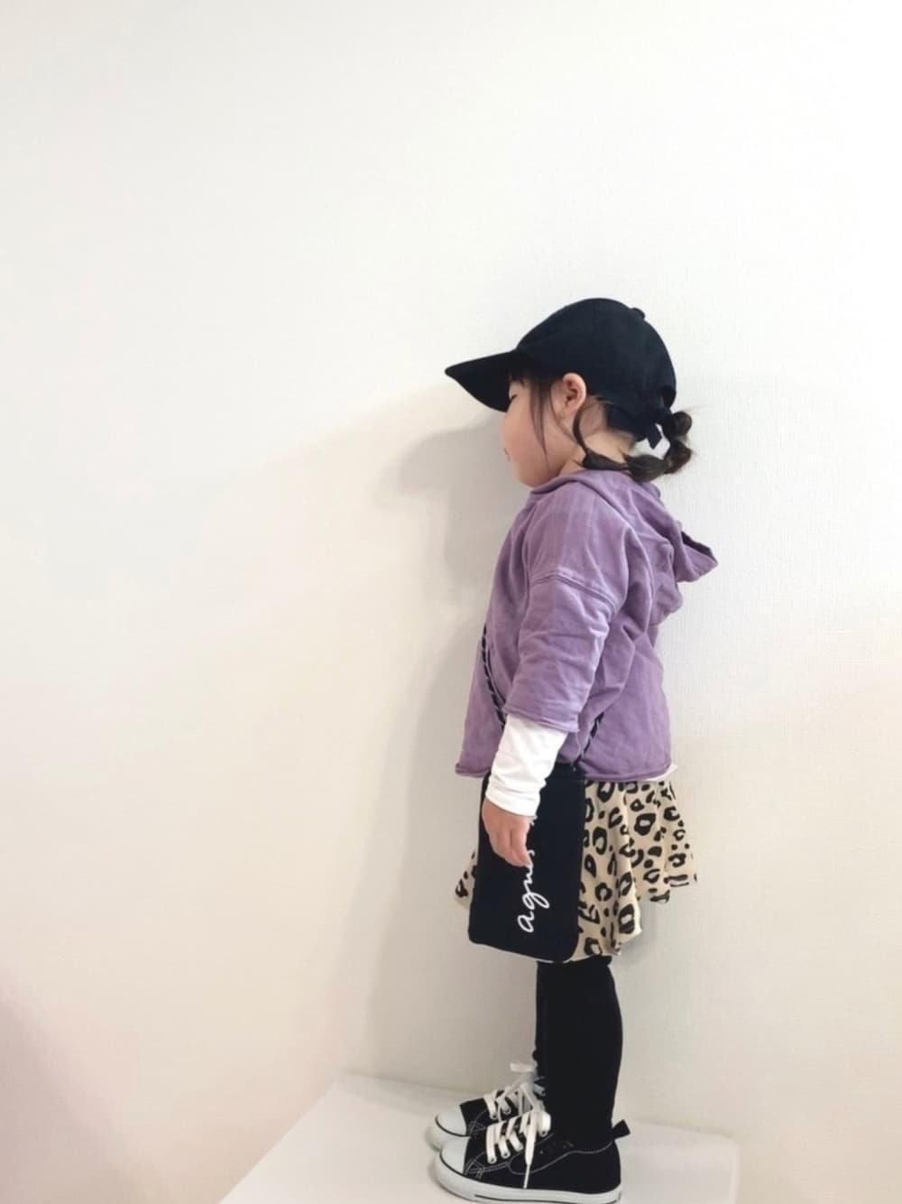「レイヤードスタイル、キャップ、おしゃれさんと繋がりたい、デビロック、スポーツミックス、レオパード、スカッツ、たまねぎヘアー、公園コーデ、コンバース オールスター」｜「agnes b.のGL11 E CASQUETTE　ロゴキャップ（キャップ、ブラック系）」を使った、♡MiKo♡さん（キッズ・90cm）の春コーディネートの1枚目の写真