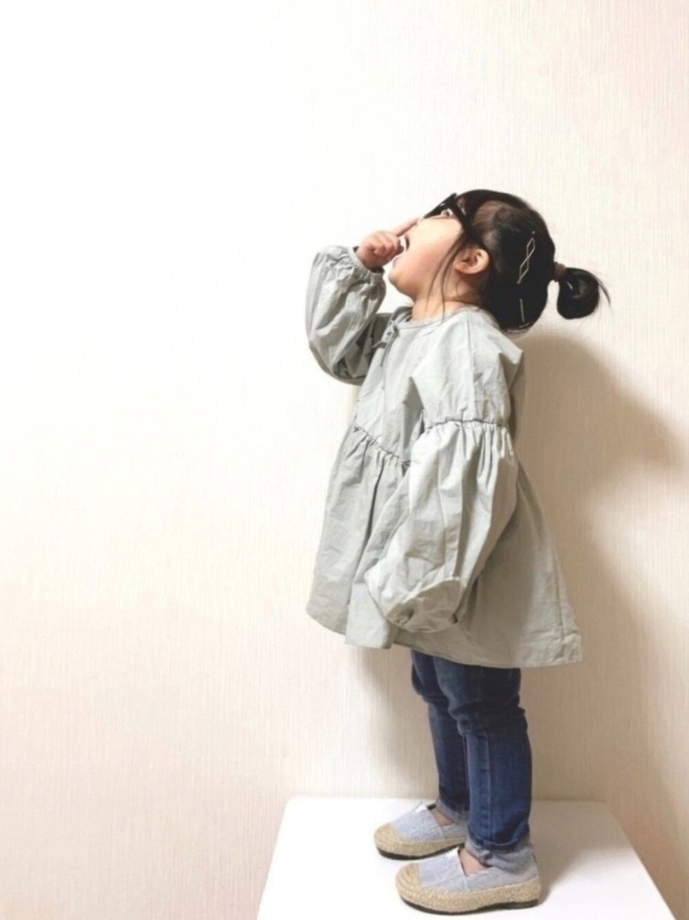 グリーン系のシャツ/ブラウス、ブルー系のデニムパンツ、ブルー系のパンプスを着用したキッズの春コーディネートの1枚目の写真