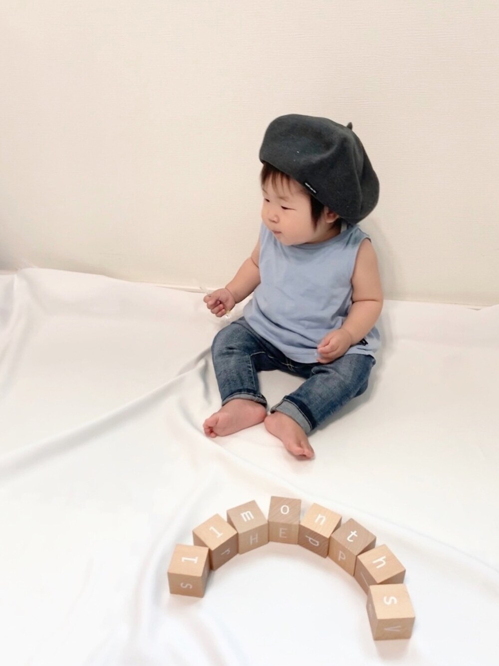 ブルー系のTシャツ/カットソー、ブルー系のデニムパンツ、グレー系のハンチング/ベレー帽を着用したキッズの秋コーディネートの1枚目の写真