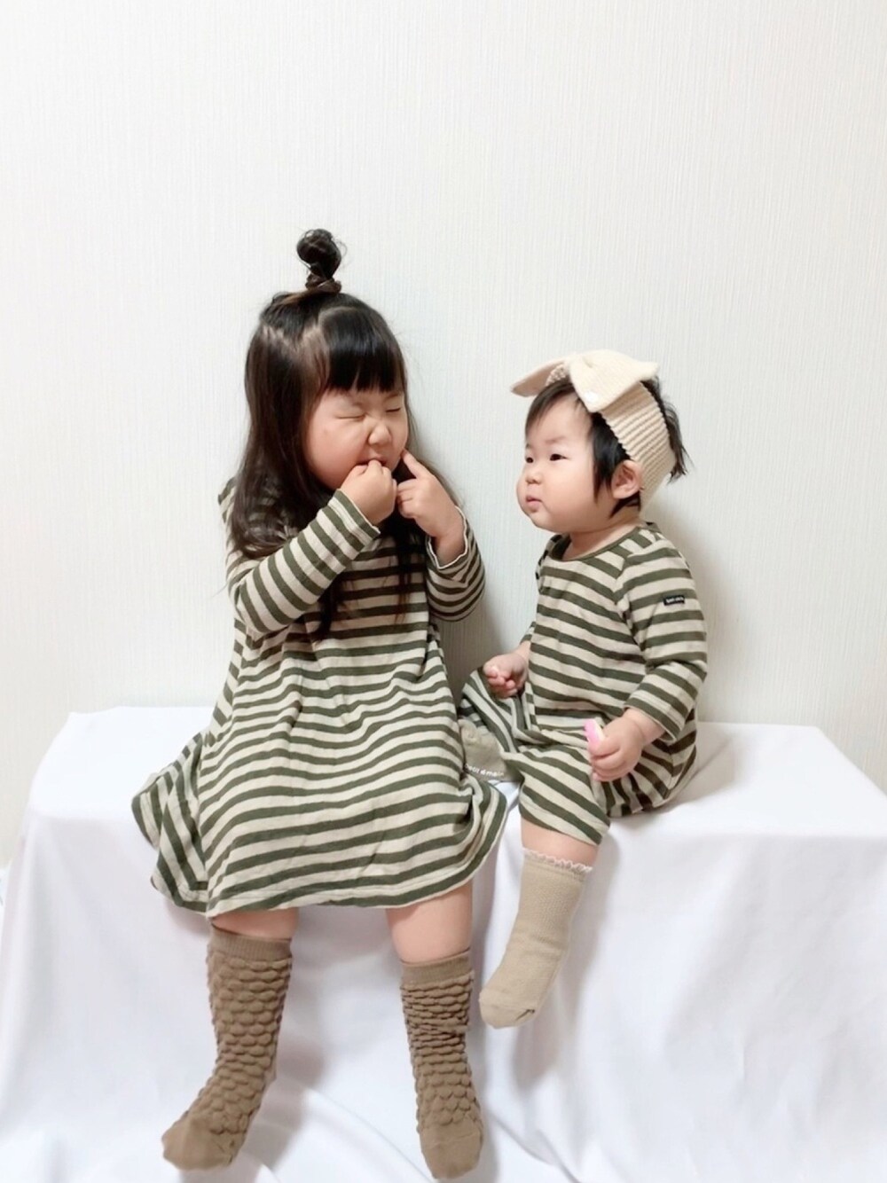 「秋服準備はじめました、ラブアンドピース2020、秋コーデ、ボーダーワンピース、ボーダー、カーキ、ヘアバンド、姉妹コーデ、おそろいコーデ、みぃここコーデ」｜「quoti use fithのボーダー 長袖 ヒザタケワンピース（ワンピース、グリーン系）」を使った、♡MiKo♡さん（キッズ・90cm）の秋コーディネートの1枚目の写真