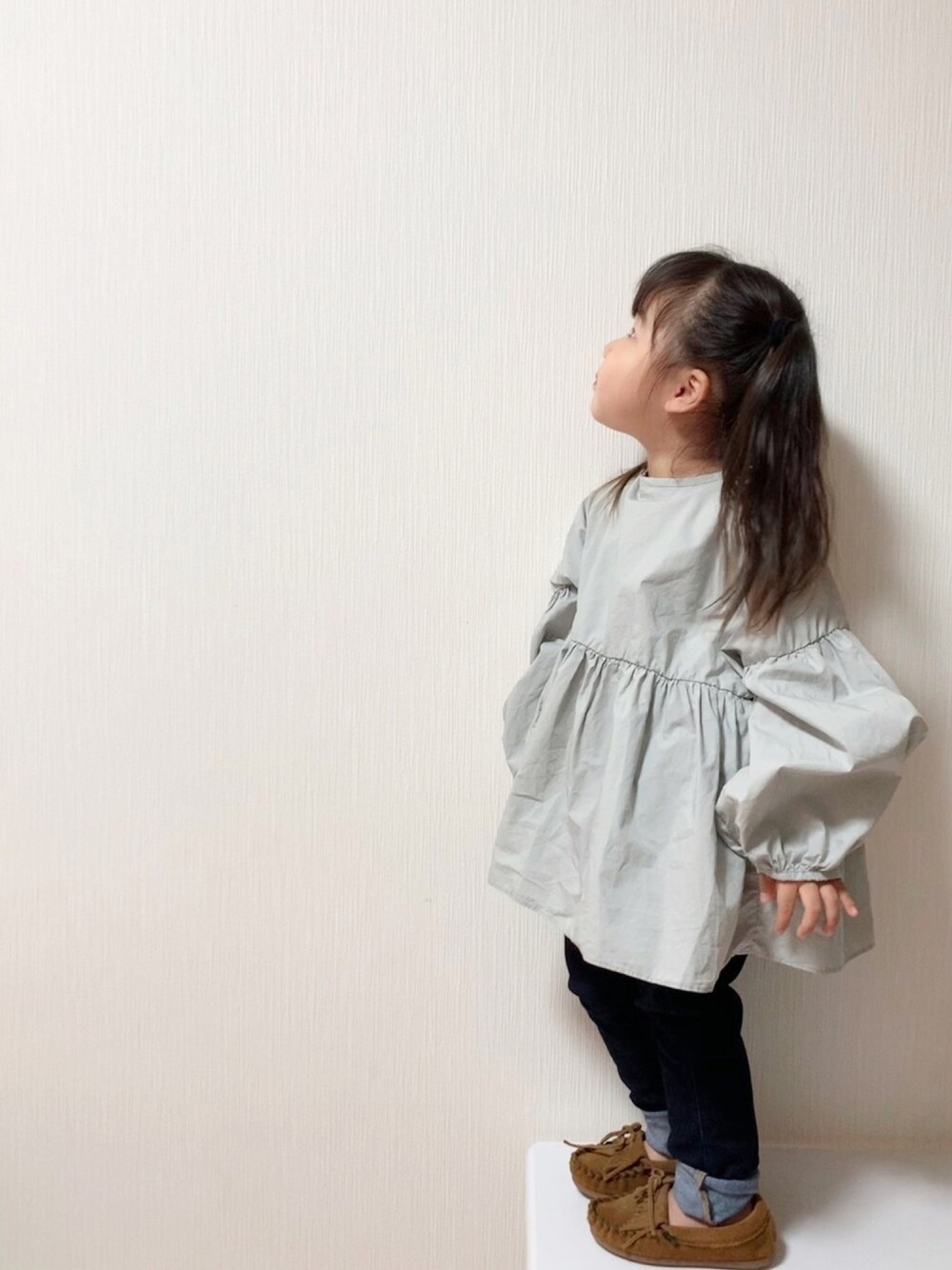 グリーン系のシャツ/ブラウス、ブルー系のデニムパンツ、ブラウン系のモカシン/デッキシューズを着用したキッズの秋コーディネートの1枚目の写真