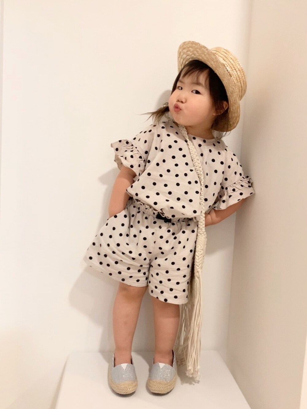 ベージュ系のその他パンツ、ブルー系のパンプス、ベージュ系のシャツ/ブラウスを着用したキッズの春コーディネートの1枚目の写真