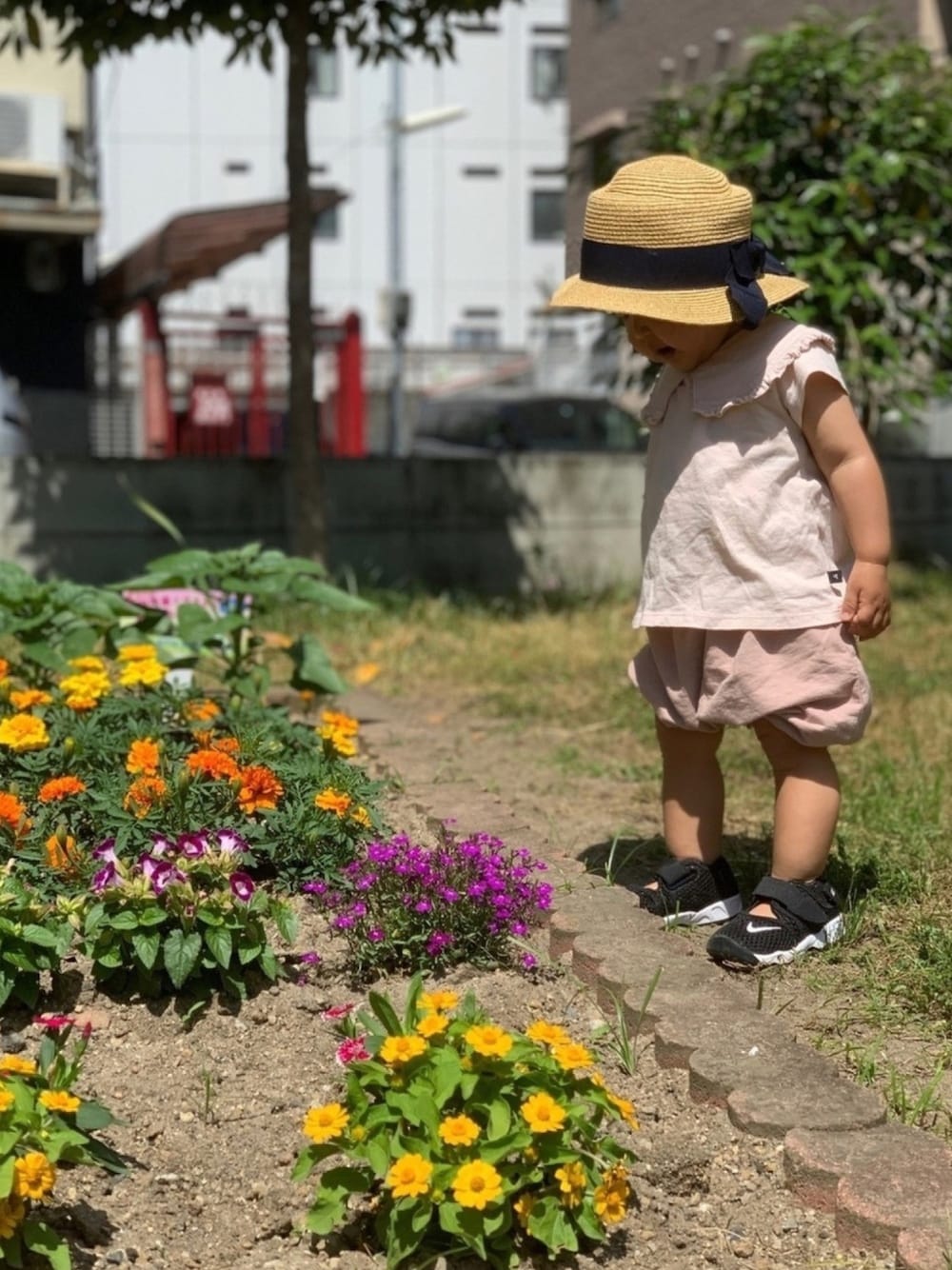 「quoti use fith、ピンク、カンカン帽、むぎわら帽子、エアリフト、NIKE、フリル、襟付きトップス、かぼちゃパンツ、1歳」｜「quoti use fithのポークパイガタ カンカン帽（ハット、ブルー系）」を使った、♡MiKo♡さん（キッズ・90cm）の夏コーディネートの1枚目の写真