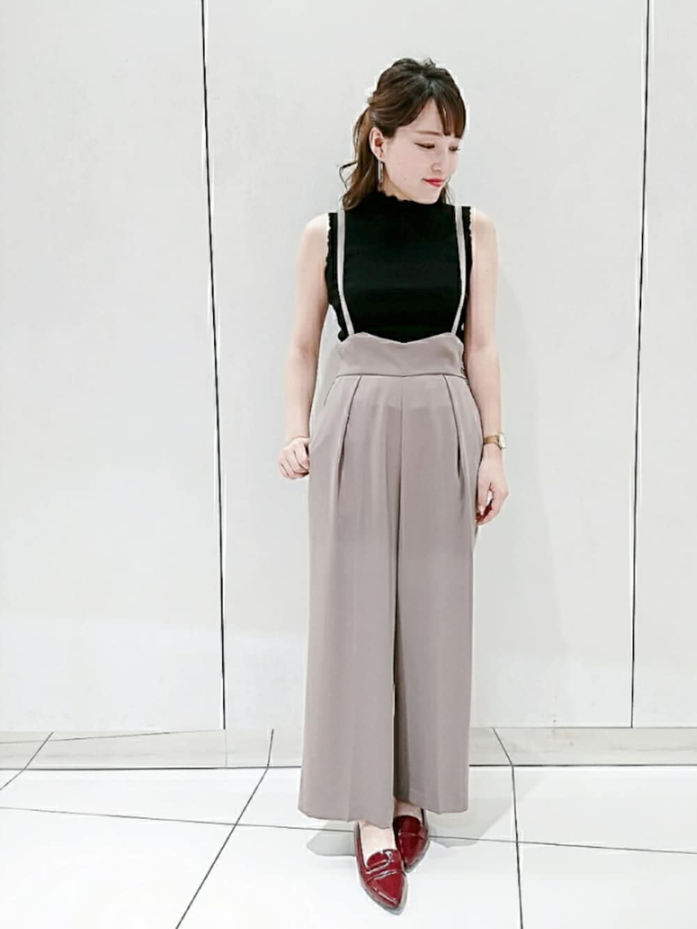 「ハイネック、ノースリーブ、ブラック、サスペンダー、ハイウエスト、ワイドパンツ、秋のコーデ、シンプルコーデ、大人カジュアル、ラボラトリーワーク(laboratory work)」｜「laboratory workのメローハイネックテレコインナー（Tシャツ/カットソー、ブラック系）」を使った、nanchさん（レディース・156cm）の夏コーディネートの1枚目の写真