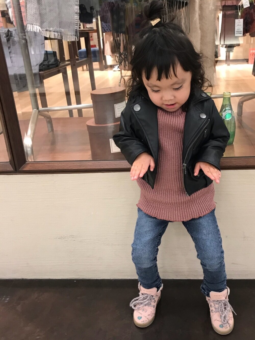 「wearhalloween2017、ライダース、キッズコーデ、休日スタイル、女の子、デニムパンツ、ZARA、秋コーデ、スキニーデニム」｜「BREEZEのライダースジャケット（ライダースジャケット、ブラック系）」を使った、saku_chanさん（キッズ・90cm）の秋コーディネートの1枚目の写真