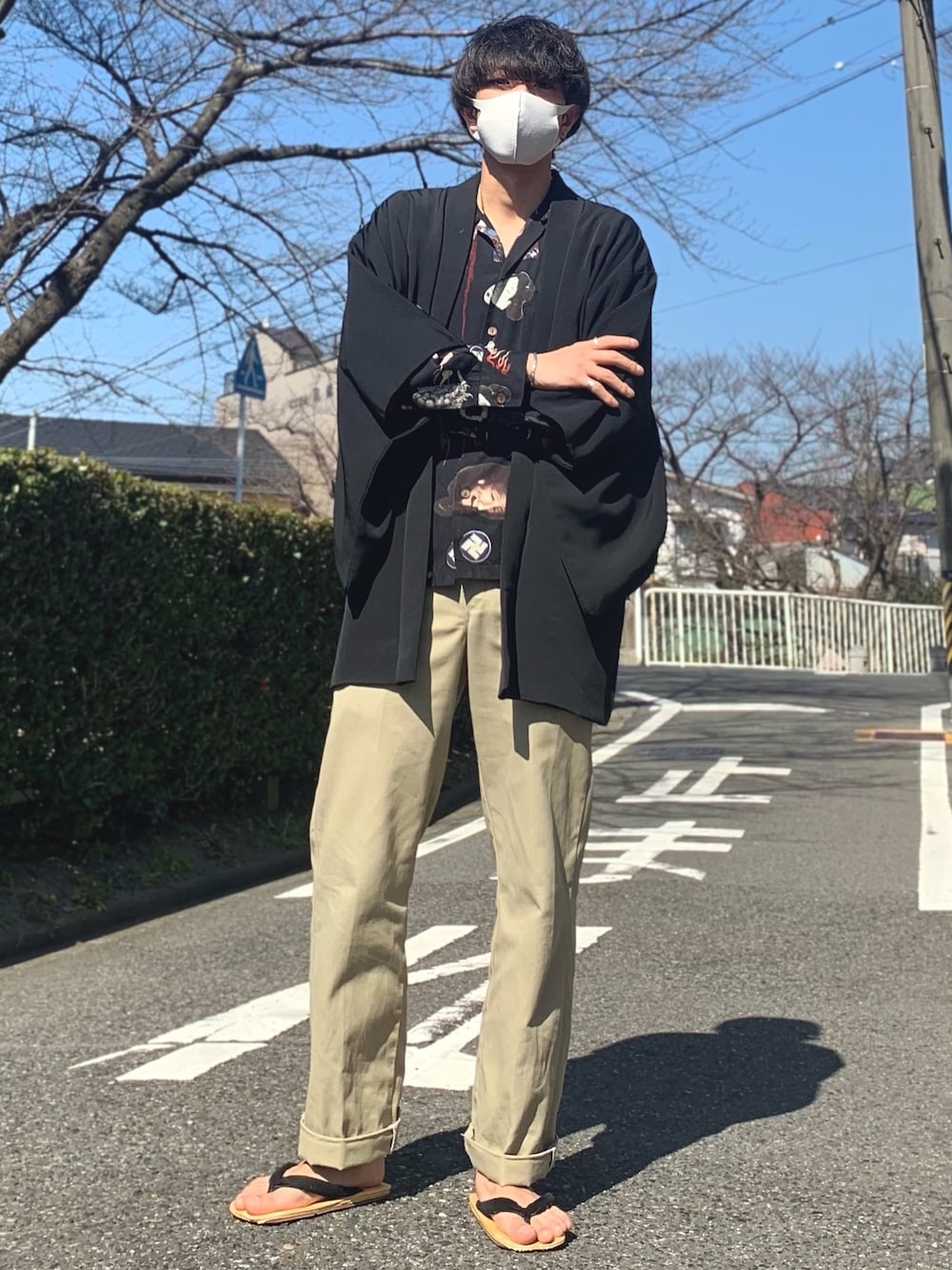 「羽織り、春コーデ、春アウター、雪駄、WACKO MARIA 、プチプラ、古着、和服、柄シャツ、休日スタイル」｜「古着のアイテム（ジャケット/アウター、ブラック系）」を使った、むつさん（メンズ・170cm）の冬コーディネートの1枚目の写真