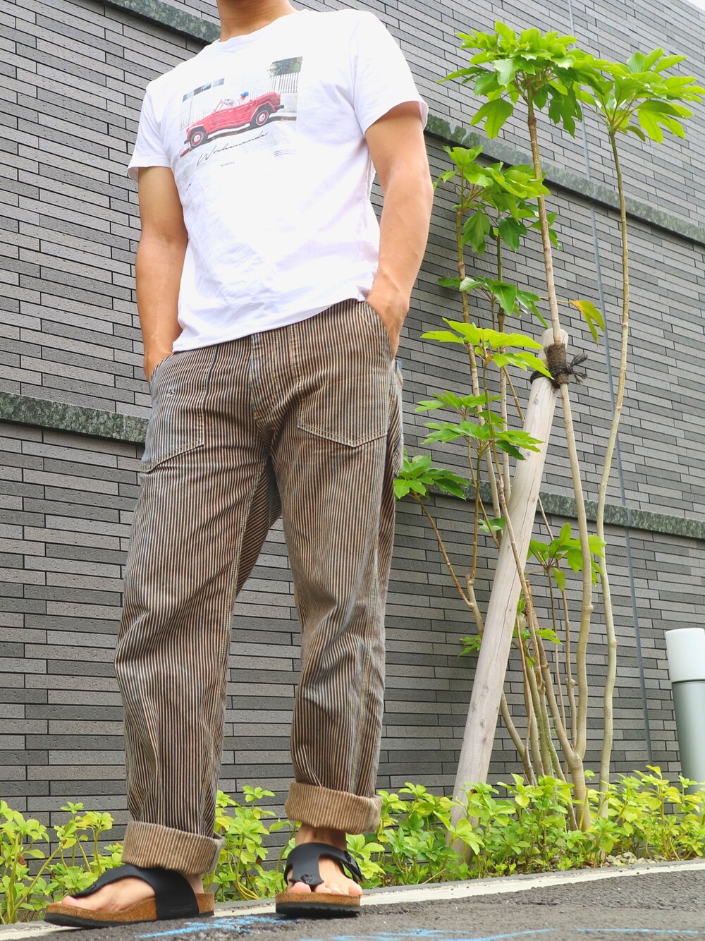 「Tシャツ、サンダル、近所コーデ、おしゃれさんと繋がりたい、AT-Dirty」｜「Design Tshirts Store graniphのアイテム（トップス、ホワイト系）」を使った、やちかわさん（メンズ・172cm）の秋コーディネートの1枚目の写真