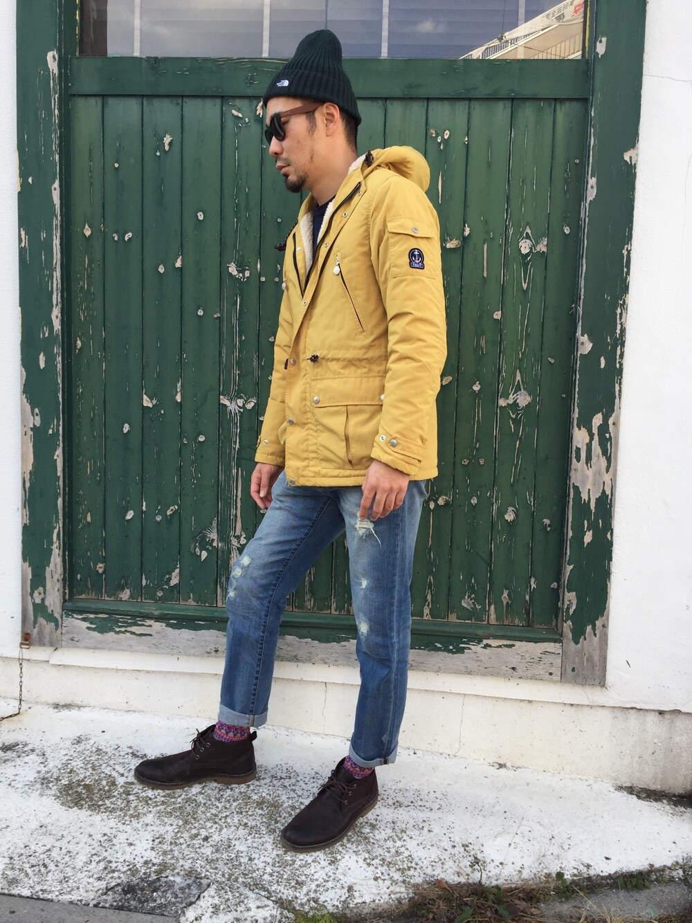 「シンプル、カジュアルコーデ、プチプラ、ニット帽、オトナカジュアル、UNIQLO、チャッカブーツ、THE NORTH FACE、マウンテンパーカー」｜「SHIPSのFIDELITY: 【SHIPS別注】 ボア マウンテンパーカー■（マウンテンパーカー、イエロー系）」を使った、GOSSHIさん（メンズ・180cm）の冬コーディネートの1枚目の写真