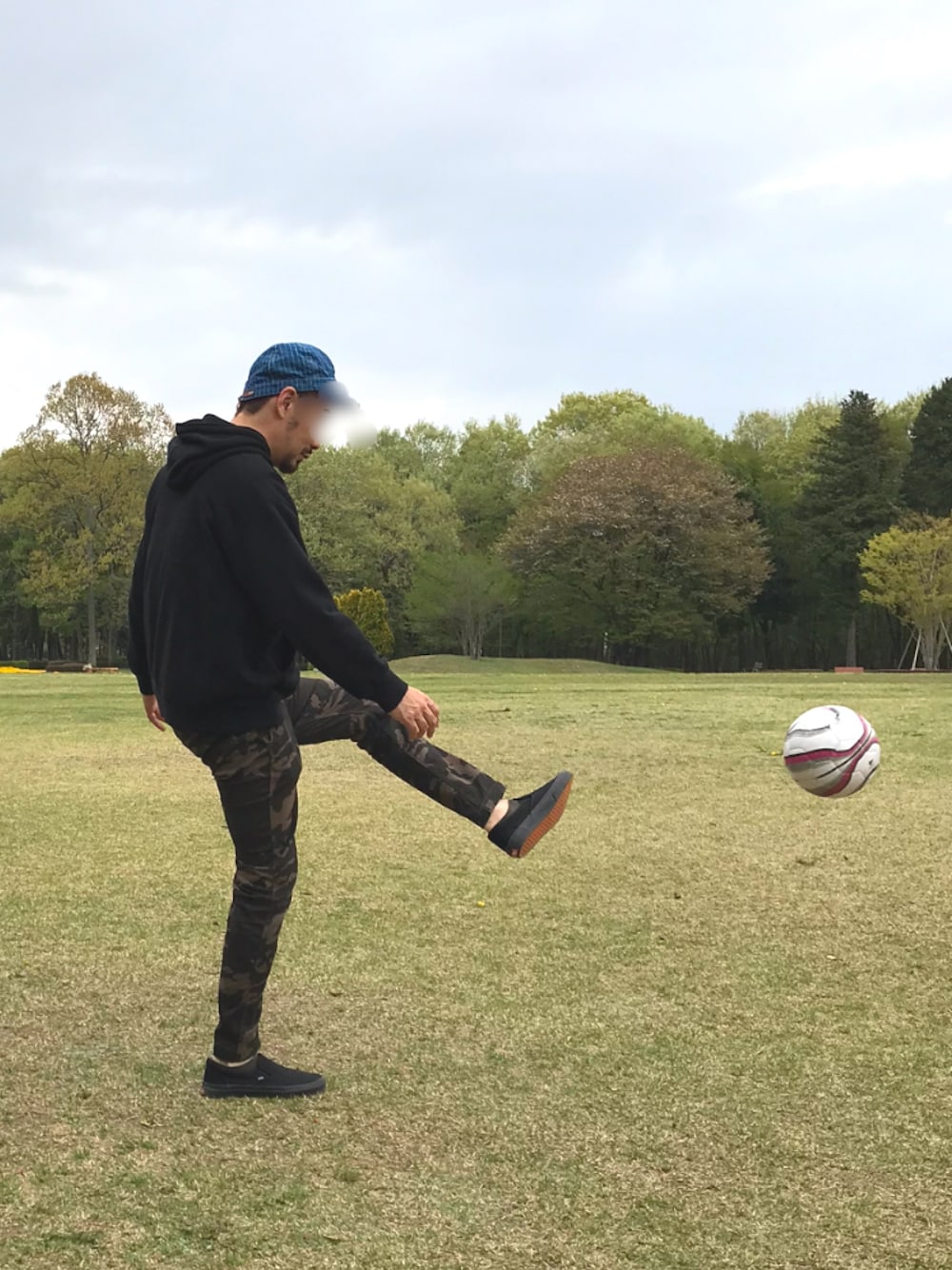 「カジュアル、休日スタイル、キャップ、スリッポン、カモフラパンツ、パーカー、黒、TIMEX、きれいめカジュアル、サッカー」｜「GREEN BOWLのGREEN BOWL Buddy Work Cap/グリーンボウルバディワークキャップ（キャップ、ブルー系）」を使った、GOSSHIさん（メンズ・180cm）の春コーディネートの1枚目の写真