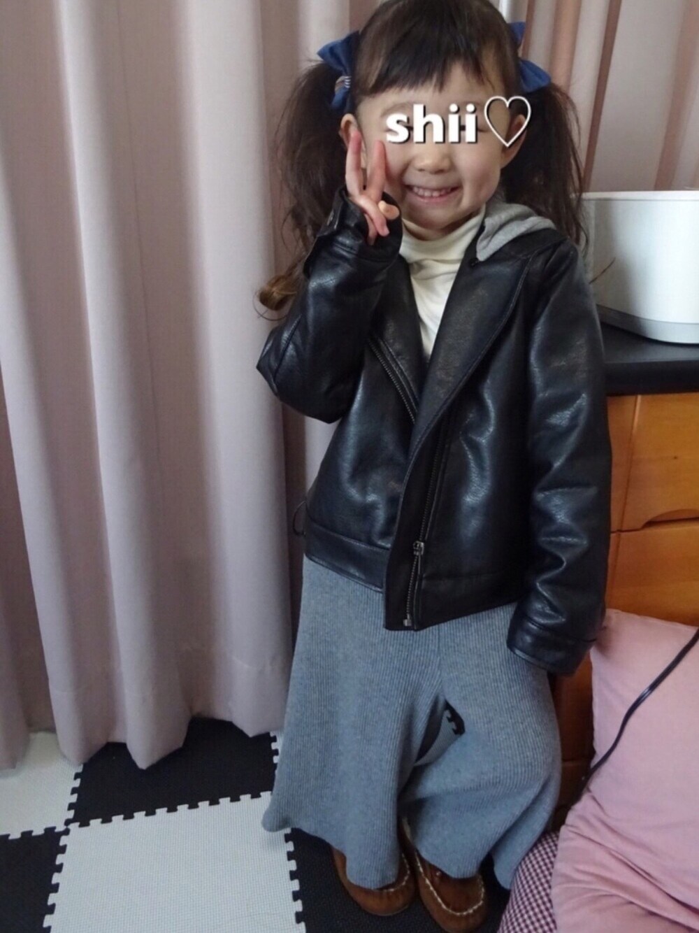 「休日スタイル、女の子コーデ、ライダース、モカシン、ツインテール、3歳」｜「GLOBAL WORKの【キッズ】テレコキャミオールインワン/737123（つなぎ/オールインワン、グレー系）」を使った、しー♡なー♡はー♡さん（キッズ・100cm）の冬コーディネートの1枚目の写真