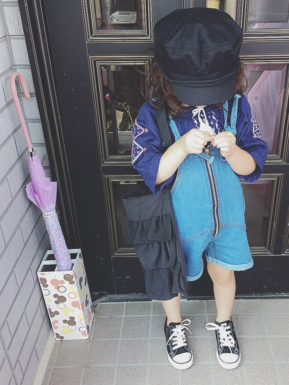 「おんなのこ、プチプラ、kidsfashion、刺繍、マリンキャップ、コンバース、女の子、サロペット、ジーユー、4歳」｜「GLOBAL WORKの【キッズ】マリンCAP/746154（キャップ、ブラック系）」を使った、しー♡なー♡はー♡さん（キッズ・110cm）の夏コーディネートの1枚目の写真