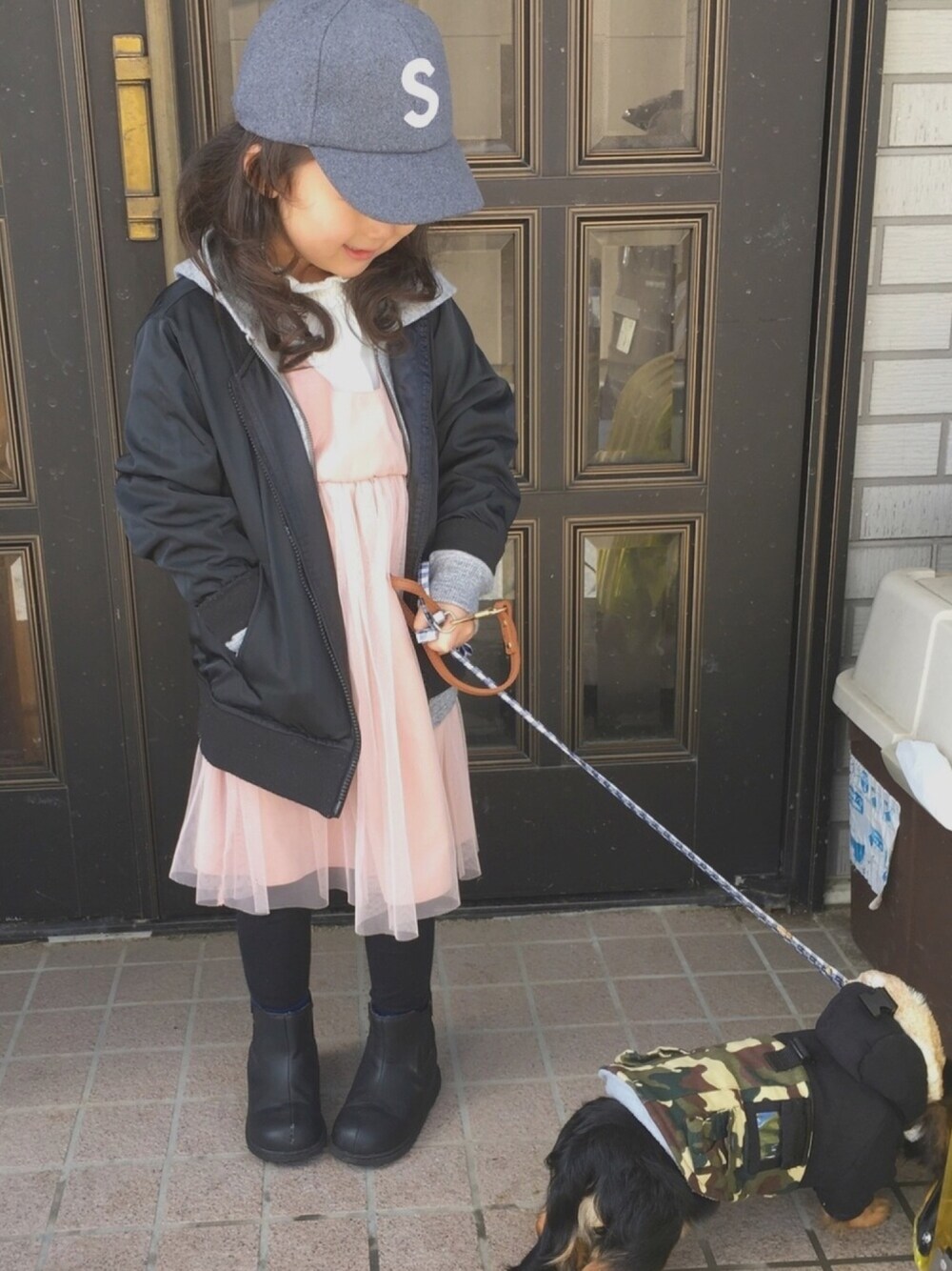 「キャップ、ワンピース、MA-1、4歳、おんなのこ、キッズコーデ、kids」｜「DAISOのアイテム（キャップ、グレー系）」を使った、しー♡なー♡はー♡さん（キッズ・110cm）の冬コーディネートの1枚目の写真