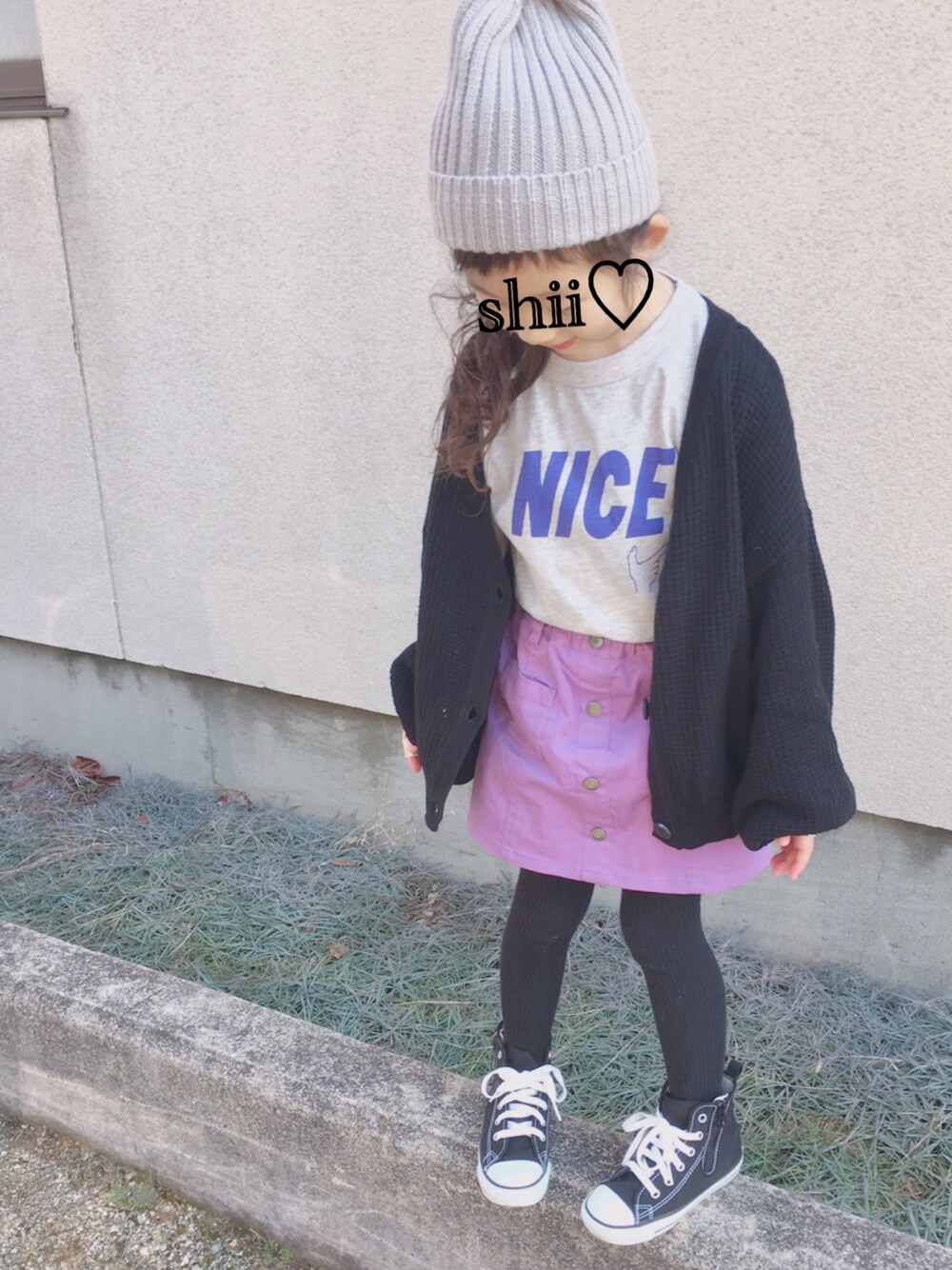 「キッズコーデ、春コーデ、カジュアルコーデ、おんなのこ、ニット帽、女の子コーデ、5歳、コンバース」｜「GLOBAL WORKのアイテム（ニットキャップ/ビーニー、グレー系）」を使った、しー♡なー♡はー♡さん（キッズ・110cm）の冬コーディネートの1枚目の写真