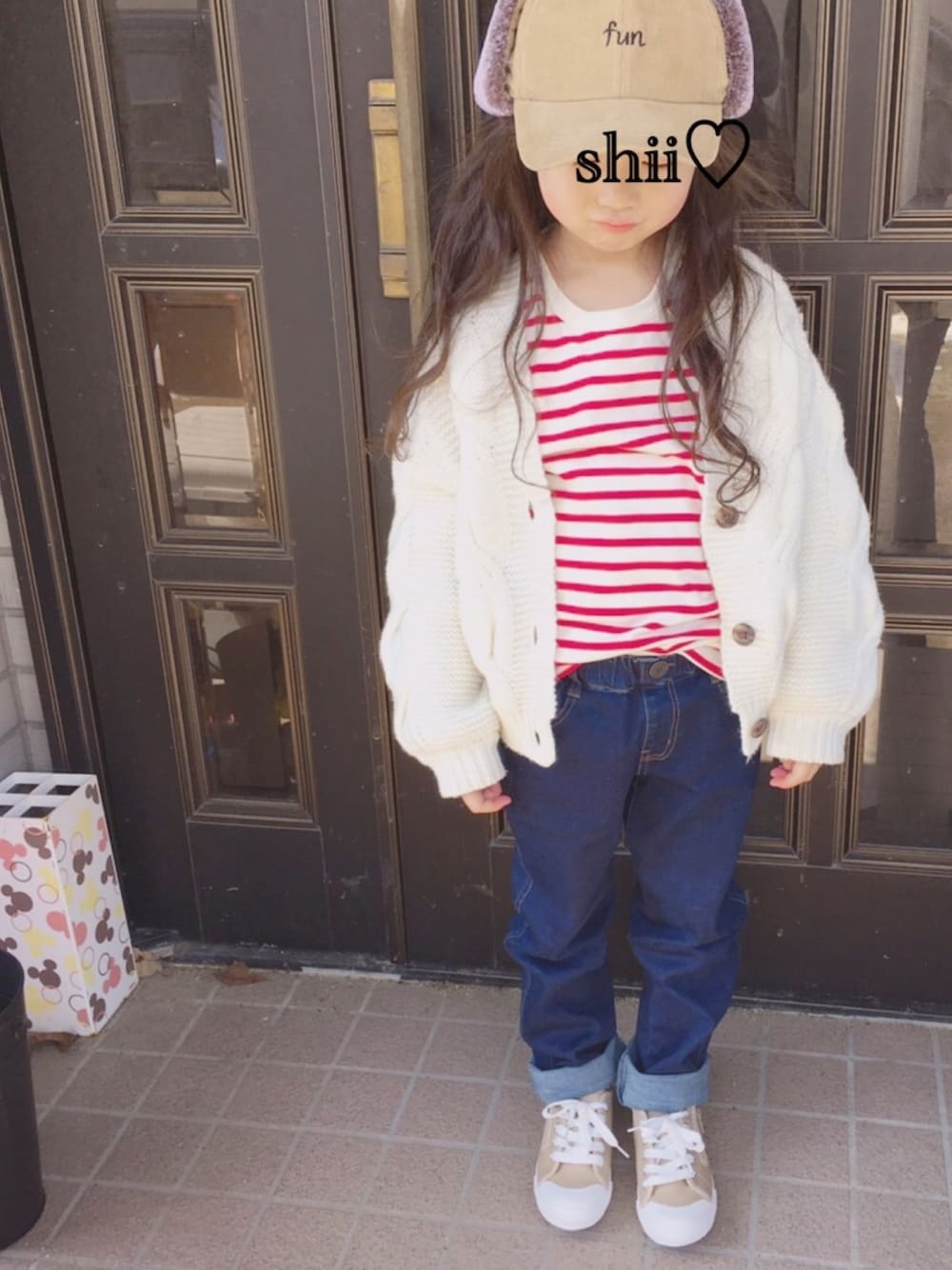 ホワイト系のカーディガン/ボレロ、レッド系のTシャツ/カットソー、ブルー系のデニムパンツを着用したキッズの春コーディネートの1枚目の写真