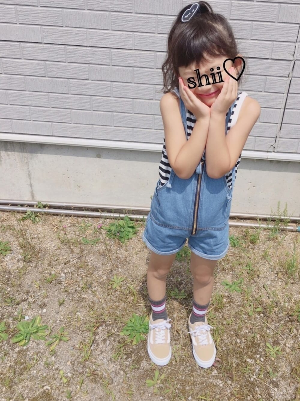 「キッズファッション、ノースリーブ、休日スタイル、サロペット、ポニーテール、ボーダー、VANS」｜「devirockのロング丈タンクトップ（タンクトップ、ブラック系）」を使った、しー♡なー♡はー♡さん（キッズ・110cm）の夏コーディネートの1枚目の写真