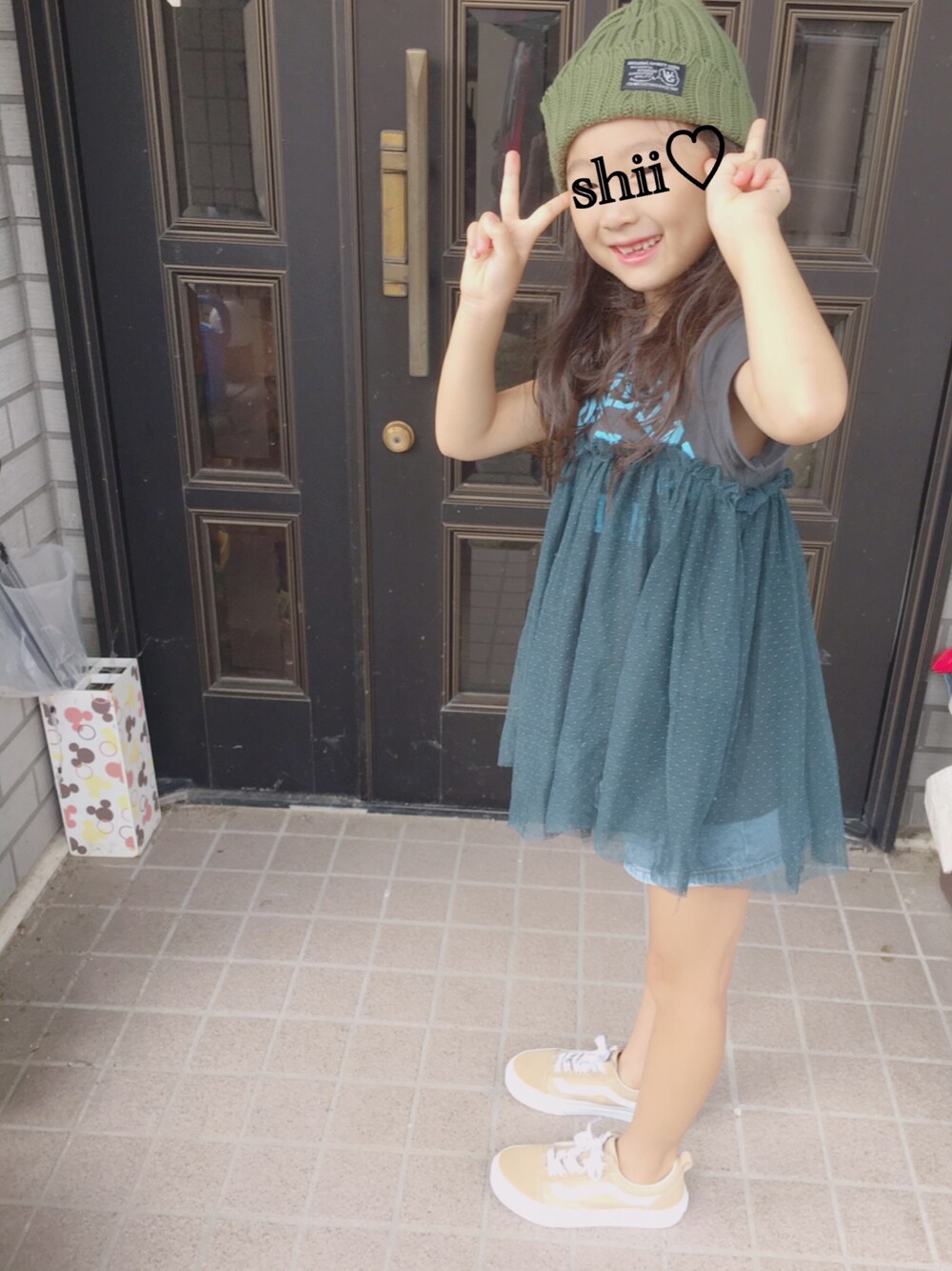 グレー系のTシャツ/カットソー、ブルー系のデニムパンツ、ベージュ系のスニーカーを着用したキッズの夏コーディネートの1枚目の写真