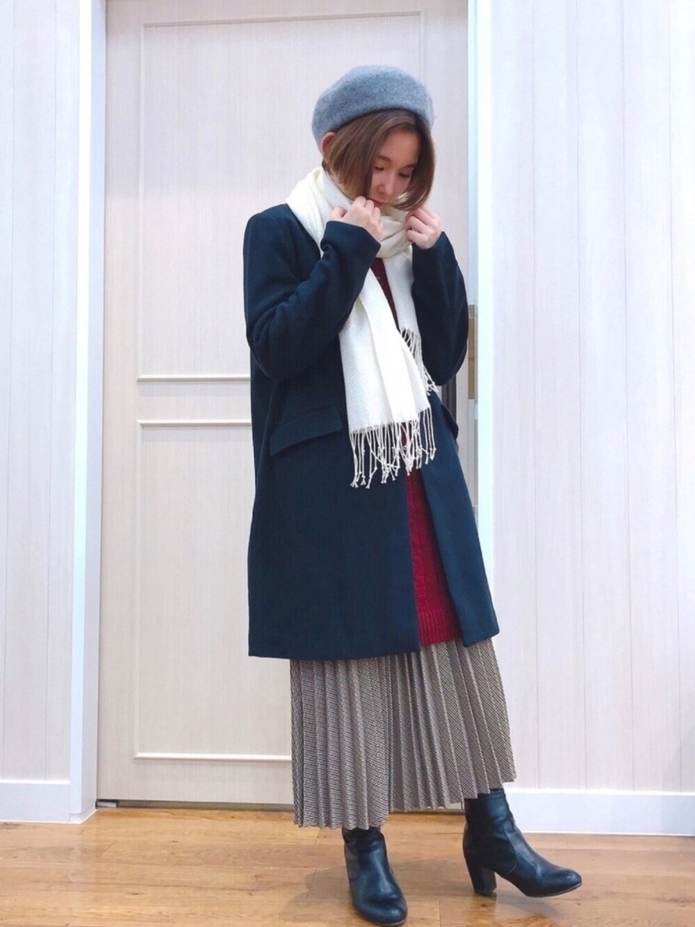「シューラルー、シューラルー(SHOO・LA・RUE)、SHOO-LA-RUE、DRESKIP、フレデリック、ニット、ニットワンピース、冬コーデ、スタッフセンバツ、おしゃれさんと繋がりたい」｜「DRESKIPのラメ入り 綾織りストール（ストール/ショール、ホワイト系）」を使った、ぴのこさん（レディース・152cm）の秋コーディネートの1枚目の写真