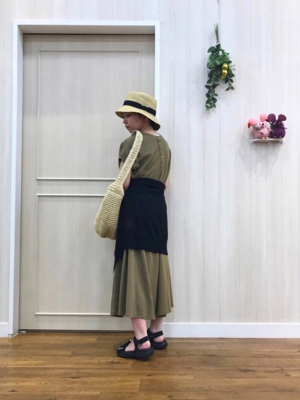 「シューラルー、DRESKIP、これが私をアゲる服、大人カジュアル、夏コーデ、プチプラコーデ、サンダル、シンプル、いいね、save、フォローお願いします🤑、おしゃれさんと繋がりたい」｜「DRESKIPのバックヘンリ－ロングワンピース（ワンピース、グリーン系）」を使った、ぴのこさん（レディース・152cm）の春コーディネートの1枚目の写真